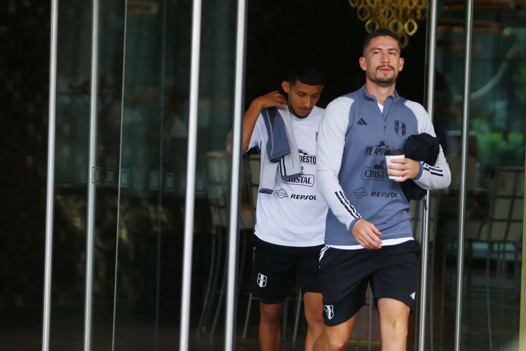 Selección Peruana sale del hotel Hyatt Centryc y se dirige a La Videna para realizar entrenamientos con miras al partido ante la Selección de Chile por las Eliminatorias 2023. En la imagen, Santiago Ormeño.
Foto: ANDINA/ Eddy Ramos