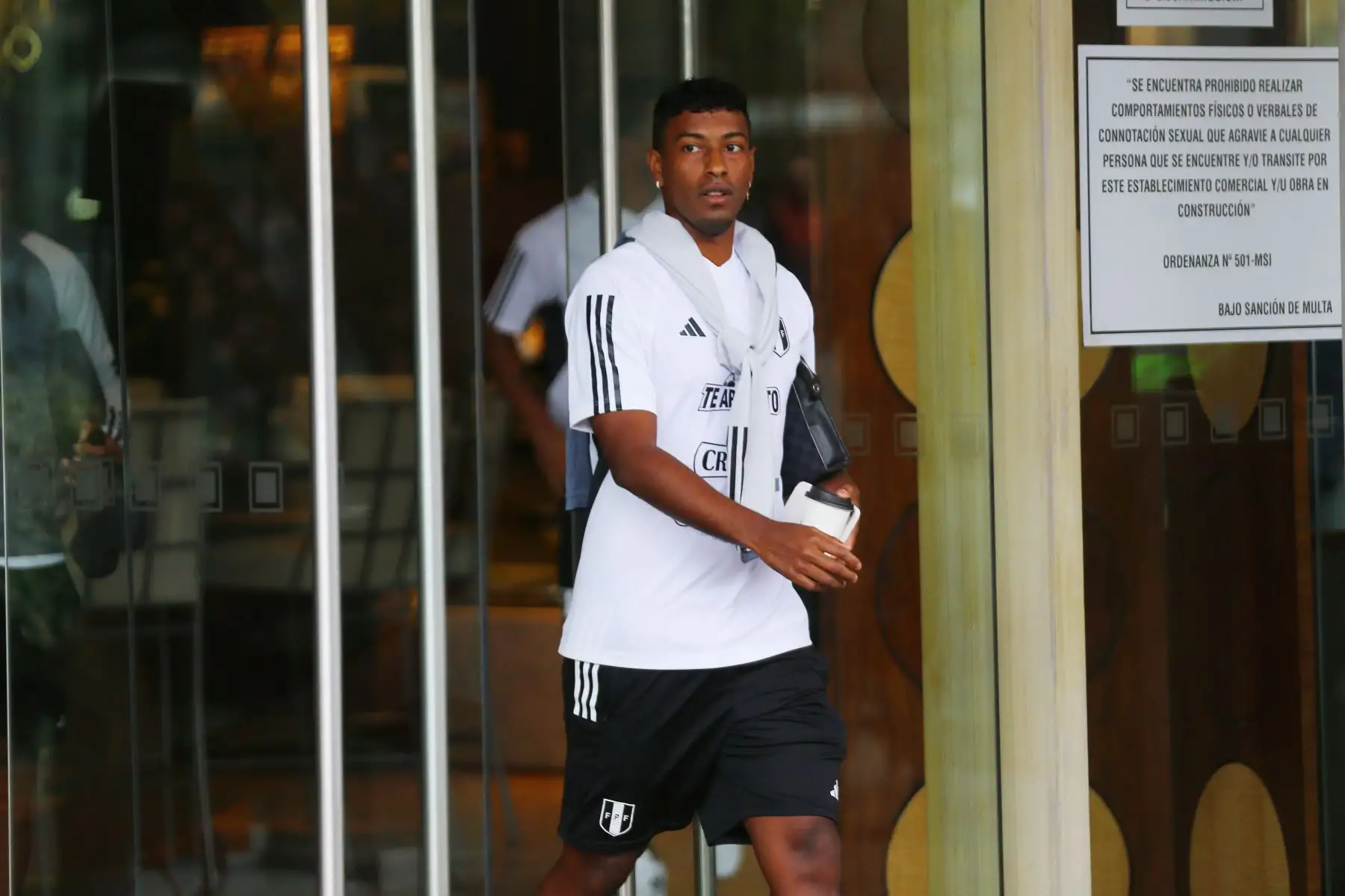 Selección Peruana sale del hotel Hyatt Centryc y se dirige a La Videna para realizar entrenamientos con miras al partido ante la Selección de Chile por las Eliminatorias 2023. En la imagen, Miguel Araujo.
Foto: ANDINA/ Eddy Ramos