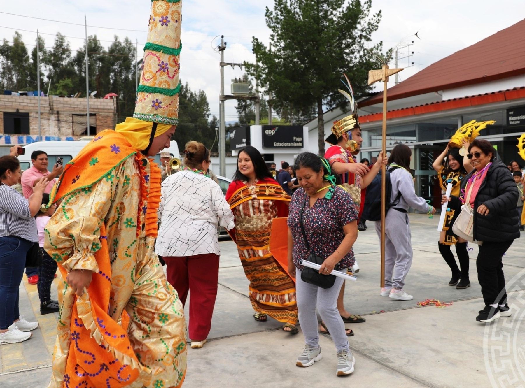 Cajamarca celebra su Semana Turística con una ceremonia de bienvenida a turistas en aeropuerto local.