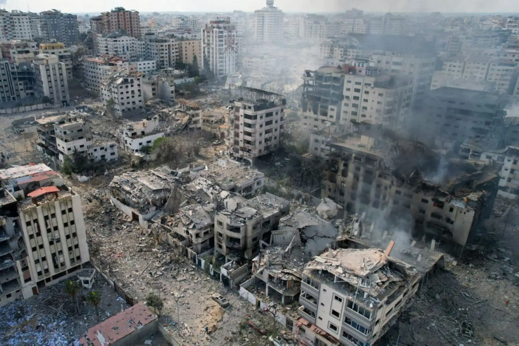Israel continuó su bombardeo contra la Gaza controlada por Hamas, después de que el grupo militante palestino amenazara con ejecutar a algunos de los alrededor de 150 rehenes que secuestró en un asalto de fin de semana si los ataques aéreos continúan sin previo aviso. Foto: AFP