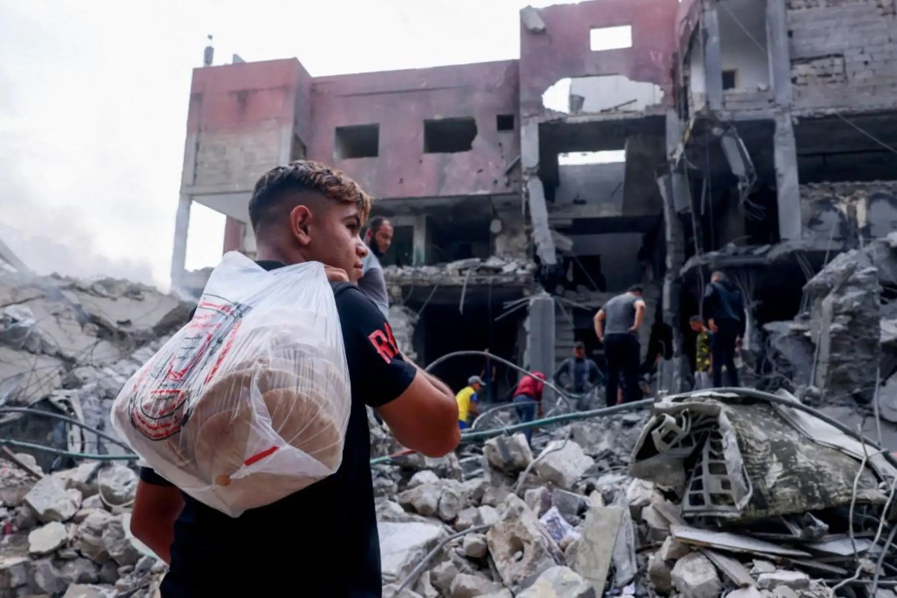 El grupo militante palestino Hamás, que se llevó a unas 150 personas en su sorpresivo ataque del fin de semana contra Israel, amenazó con ejecutar a los rehenes si los ataques aéreos israelíes continúan "apuntando" a los residentes de Gaza sin previo aviso.