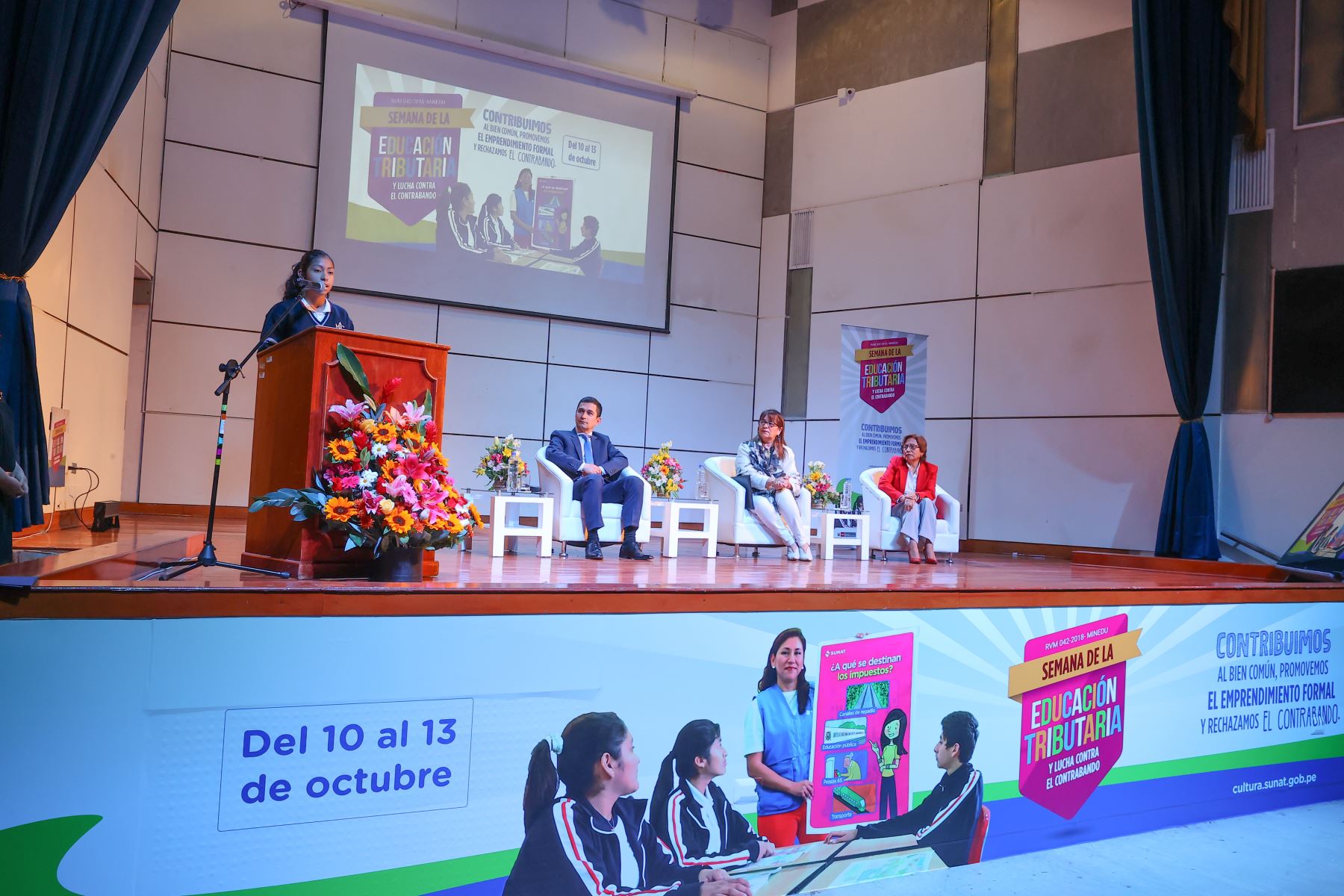 En la ceremonia de lanzamiento, que se realizó hoy en el colegio emblemático Melitón Carbajal de Lince, participaron la ministra de Educación, Miriam Ponce Vértiz y el Superintendente Nacional de la SUNAT, Enrique Vera Castillo, quienes destacaron cuan valioso es capacitar a los futuros ciudadanos y profesionales sobre la formalidad y sus beneficios. 
Foto: ANDINA/Andrés Valle
