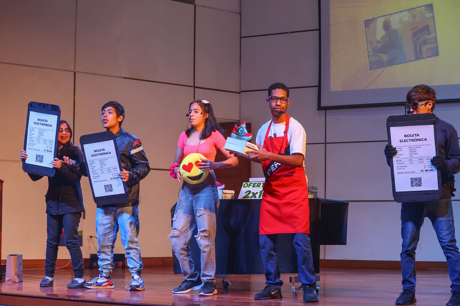 Los estudiantes del colegio Melitón Carbajal, que reciben una formación técnico- productivo, participaron de una feria del emprendimiento, en donde presentaron sus distintas iniciativas en rubros como carpintería, mecánica de producción, electrónica, industria alimentaria, industria del vestido, cocina y repostería, destacando los beneficios de la formalidad como una oportunidad de negocio. bién accedieron a una serie de dinámicas educativas a cargo de funcionarios de la Sunat.
Foto: ANDINA/Andrés Valle