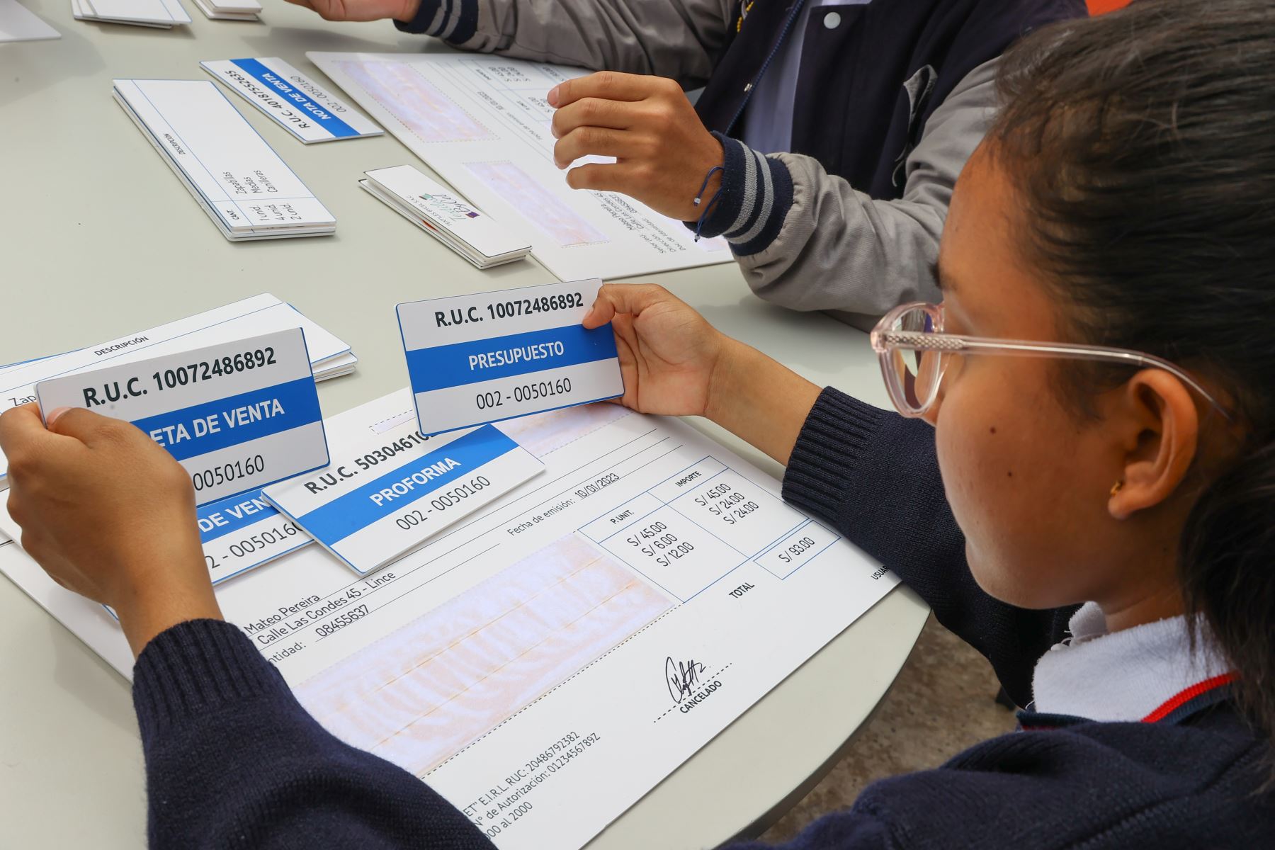 Estas actividades están enfocadas en que los estudiantes interioricen la importancia de ser buenos ciudadanos que cumplen con sus obligaciones tributarias, hacer valer sus derechos y comprender los perjuicios de las actividades ilícitas como la evasión y el contrabando 
Foto: ANDINA/Andrés Valle