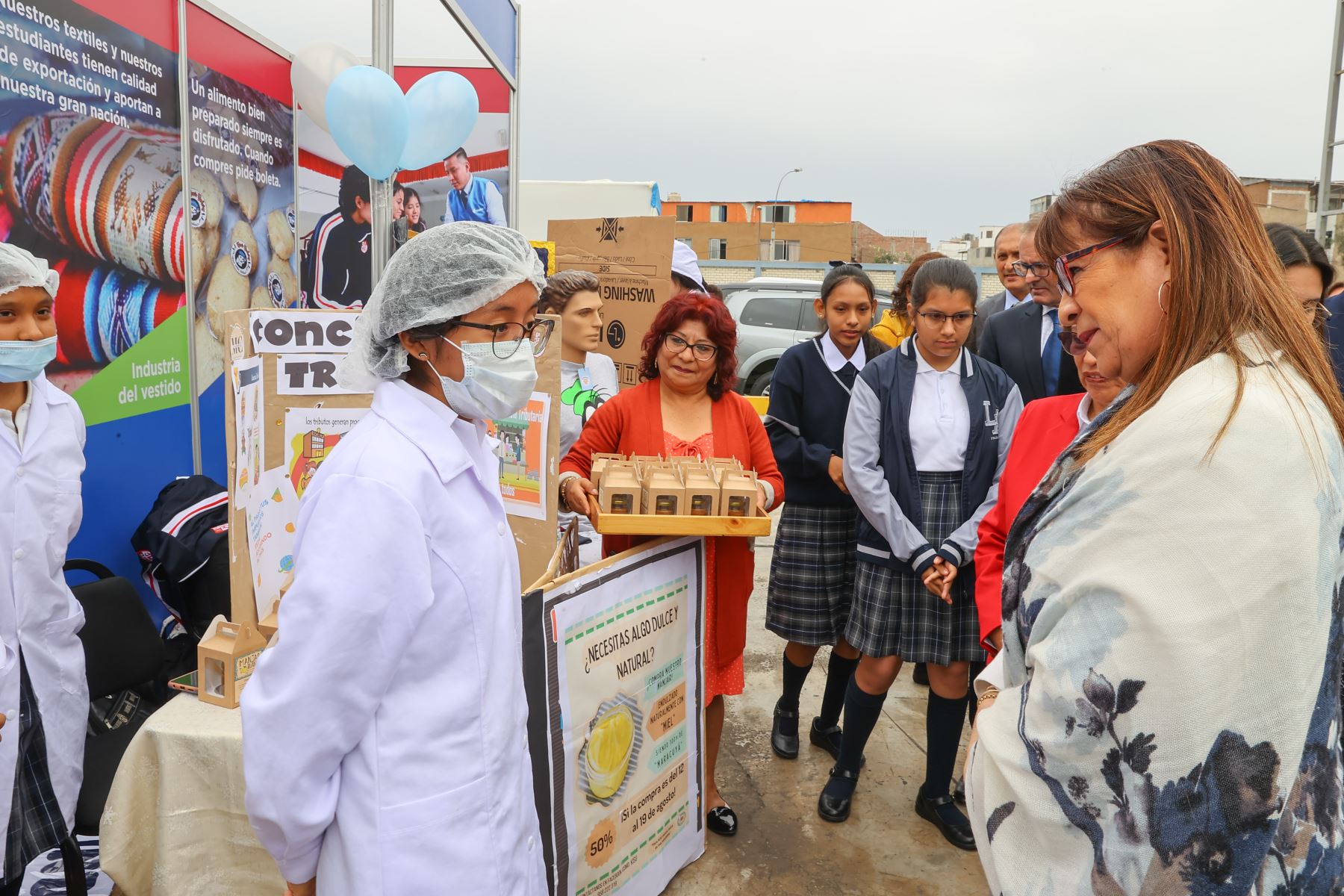 Los estudiantes del colegio Melitón Carbajal, que reciben una formación técnico- productivo, participaron de una feria del emprendimiento, en donde presentaron sus distintas iniciativas en rubros como carpintería, mecánica de producción, electrónica, industria alimentaria, industria del vestido, cocina y repostería, destacando los beneficios de la formalidad como una oportunidad de negocio. bién accedieron a una serie de dinámicas educativas a cargo de funcionarios de la Sunat.
Foto: ANDINA/Andrés Valle