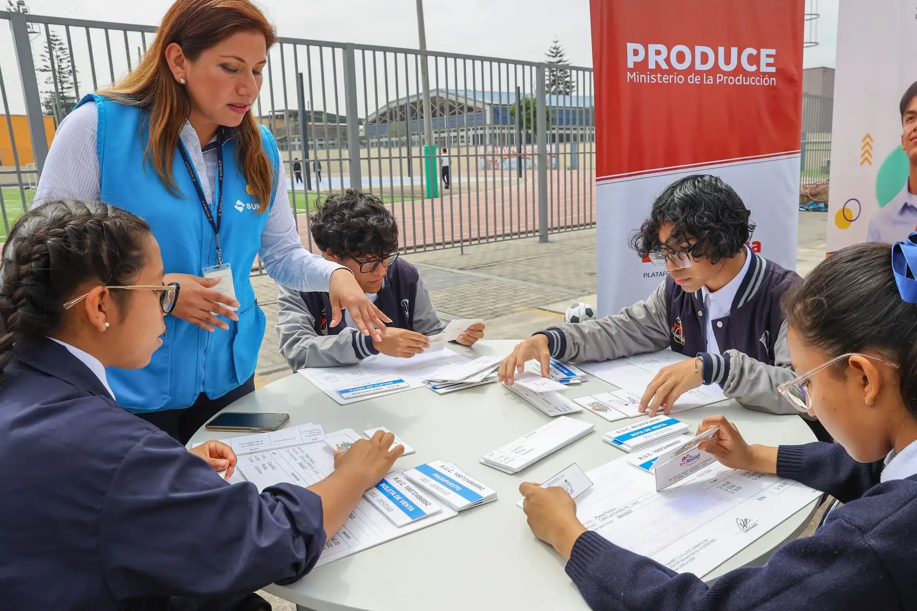 Estas actividades están enfocadas en que los estudiantes interioricen la importancia de ser buenos ciudadanos que cumplen con sus obligaciones tributarias, hacer valer sus derechos y comprender los perjuicios de las actividades ilícitas como la evasión y el contrabando 
Foto: ANDINA/Andrés Valle