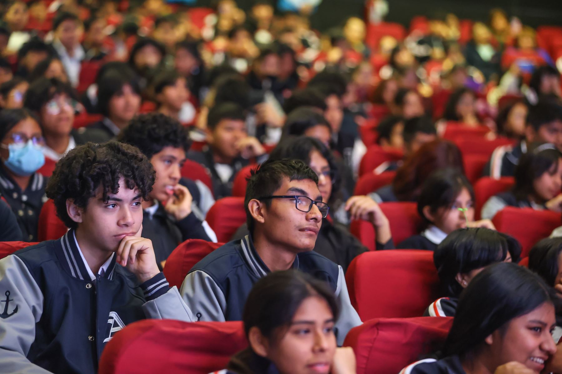 Los estudiantes del colegio Melitón Carbajal, que reciben una formación técnico- productivo, participaron de una feria del emprendimiento, en donde presentaron sus distintas iniciativas en rubros como carpintería, mecánica de producción, electrónica, industria alimentaria, industria del vestido, cocina y repostería, destacando los beneficios de la formalidad como una oportunidad de negocio. bién accedieron a una serie de dinámicas educativas a cargo de funcionarios de la Sunat.
Foto: ANDINA/Andrés Valle