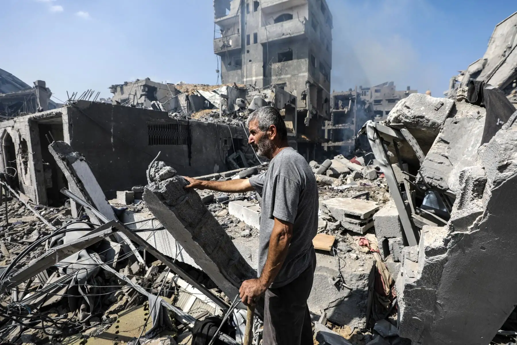 Un palestino observa mientras inspecciona los escombros de una zona destruida en el barrio de Al-Ramal, tras los ataques aéreos israelíes, en la ciudad de Gaza.
Foto: EFE