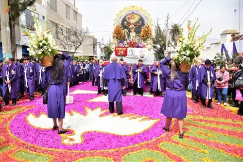 Los feligreses de Tacna se preparan para las salidas en procesión del Señor de los Milagros. ANDINA/Difusión