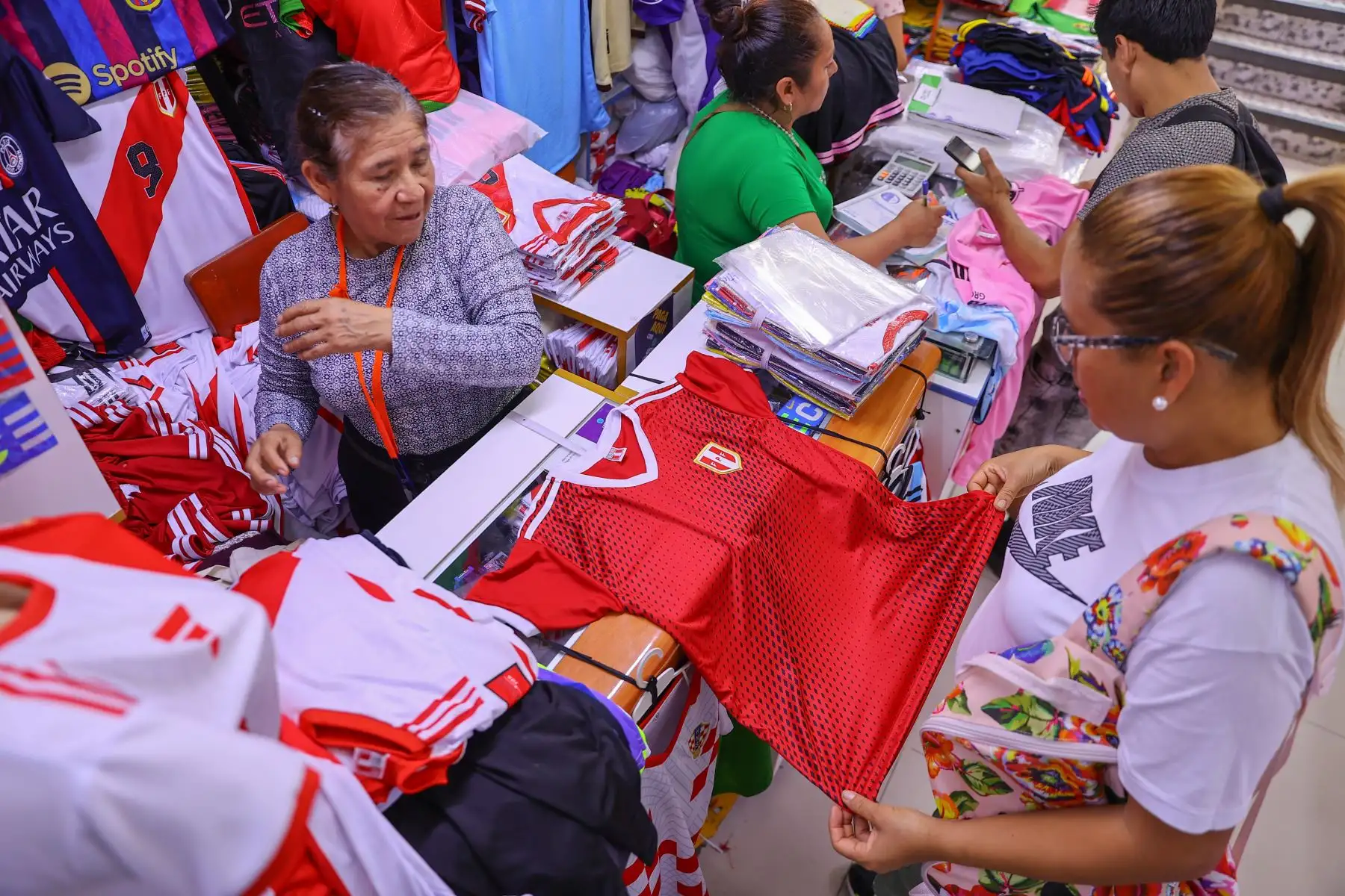 Comerciantes de Gamarra esperan el incremento en las ventas de camisetas de la selección peruana ad portas de los encuentro de la Bicolor con los seleccionados de  Chile y Argentina respectivamente por las dos nuevas fechas de las Eliminatorias al Mundial 2026.
Foto: ANDINA/Andrés Valle