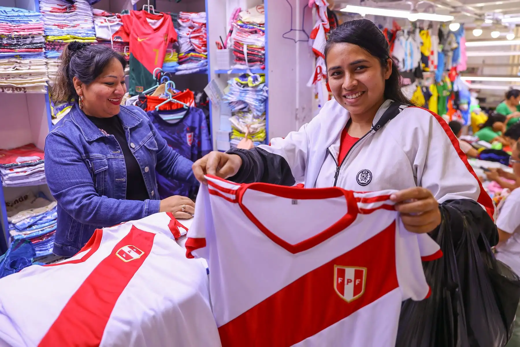 Comerciantes de Gamarra esperan el incremento en las ventas de camisetas de la selección peruana ad portas de los encuentro de la Bicolor con los seleccionados de  Chile y Argentina respectivamente por las dos nuevas fechas de las Eliminatorias al Mundial 2026.
Foto: ANDINA/Andrés Valle