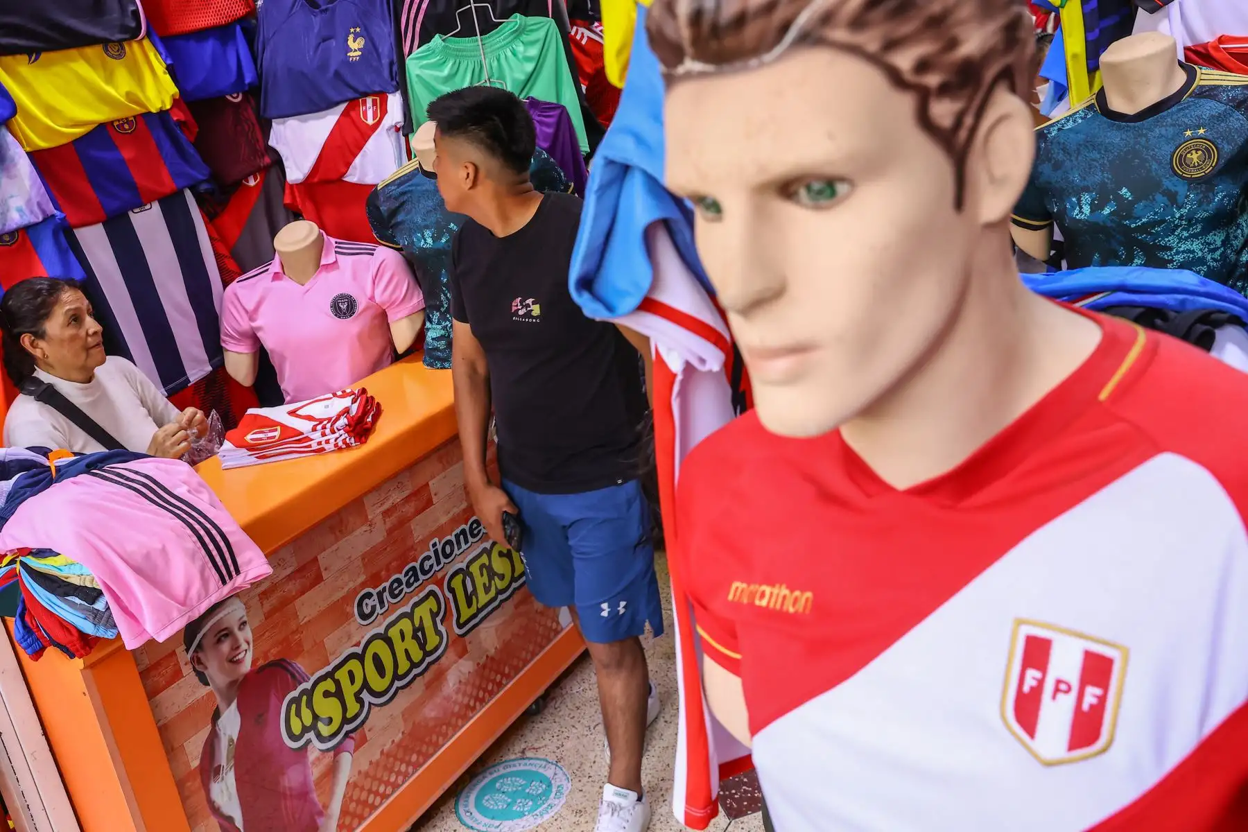 Comerciantes de Gamarra esperan el incremento en las ventas de camisetas de la selección peruana ad portas de los encuentro de la Bicolor con los seleccionados de  Chile y Argentina respectivamente por las dos nuevas fechas de las Eliminatorias al Mundial 2026.
Foto: ANDINA/Andrés Valle