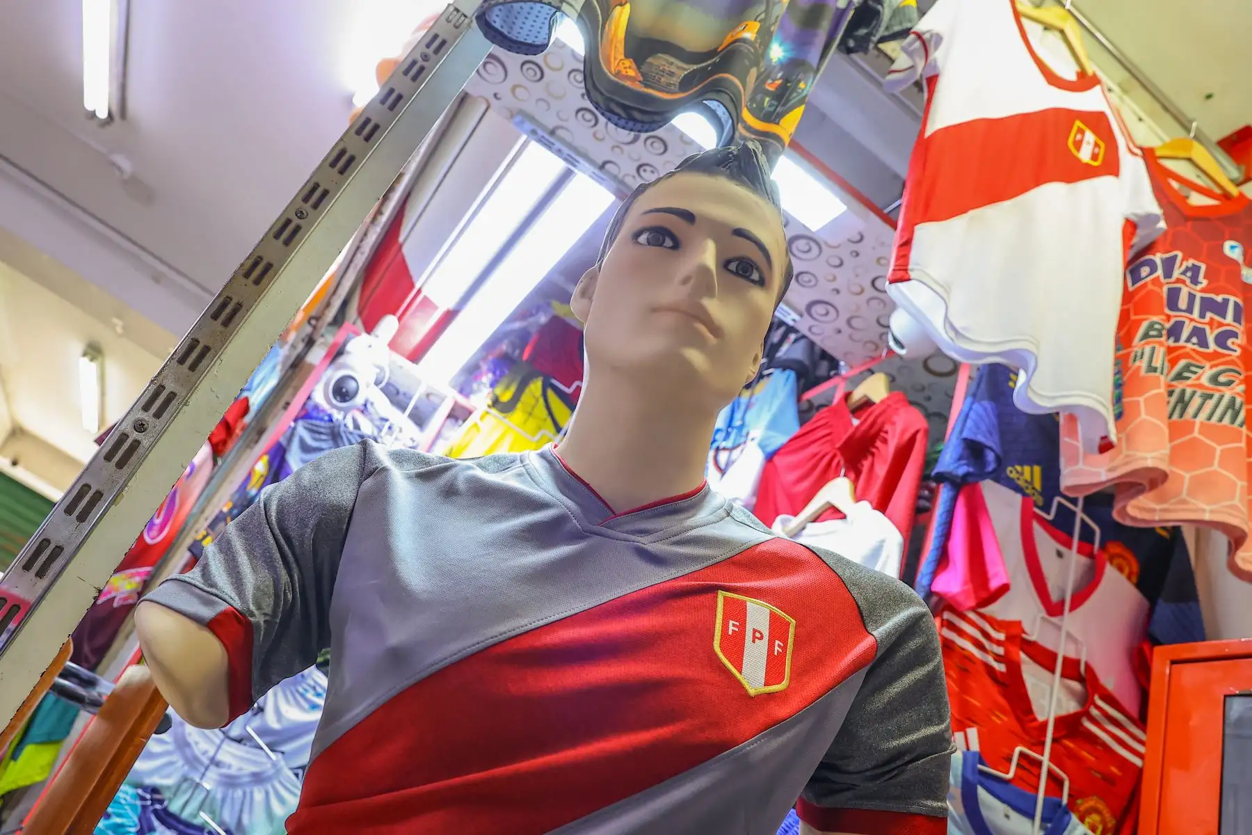 Comerciantes de Gamarra esperan el incremento en las ventas de camisetas de la selección peruana ad portas de los encuentro de la Bicolor con los seleccionados de  Chile y Argentina respectivamente por las dos nuevas fechas de las Eliminatorias al Mundial 2026.
Foto: ANDINA/Andrés Valle