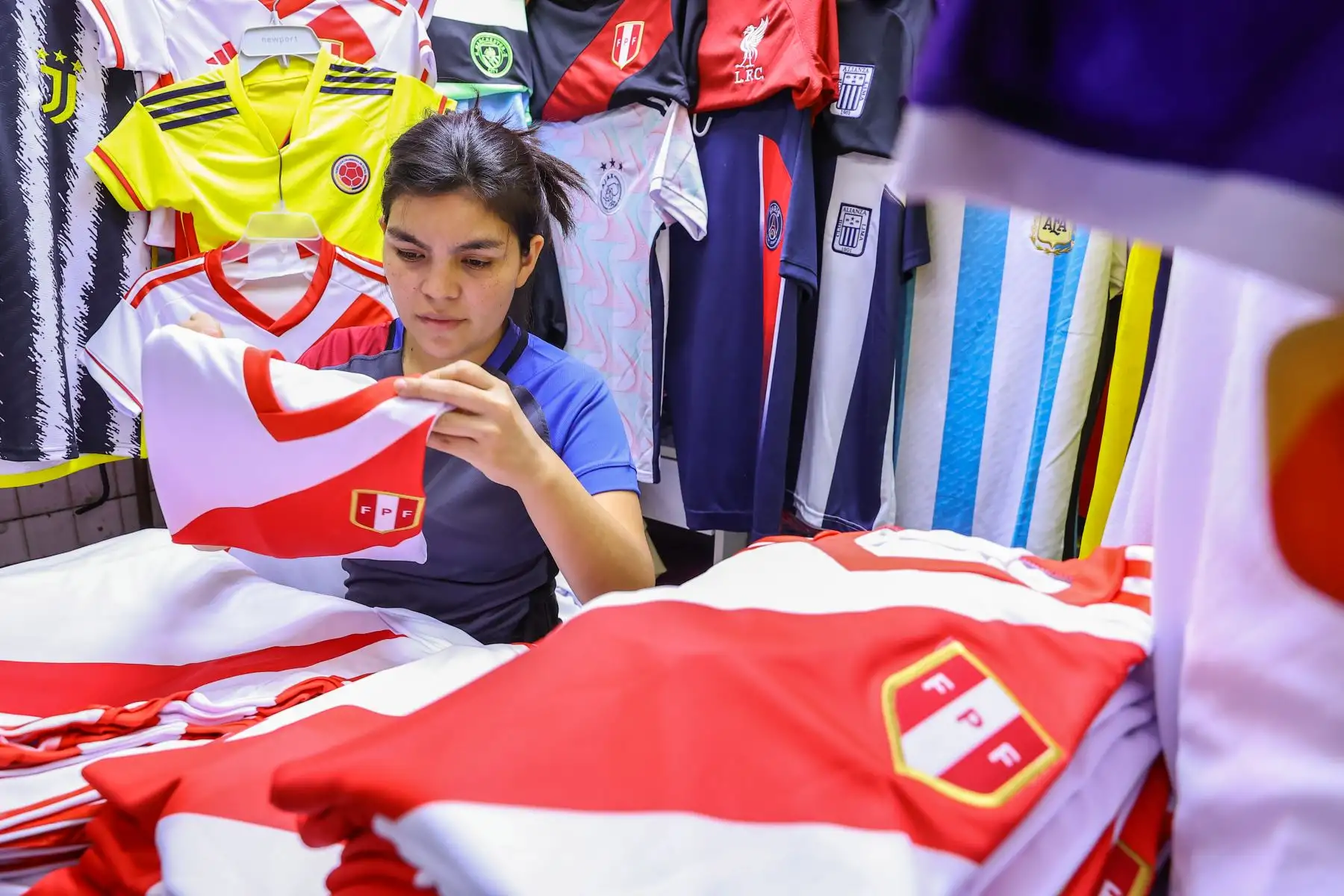 Comerciantes de Gamarra esperan el incremento en las ventas de camisetas de la selección peruana ad portas de los encuentro de la Bicolor con los seleccionados de  Chile y Argentina respectivamente por las dos nuevas fechas de las Eliminatorias al Mundial 2026.
Foto: ANDINA/Andrés Valle