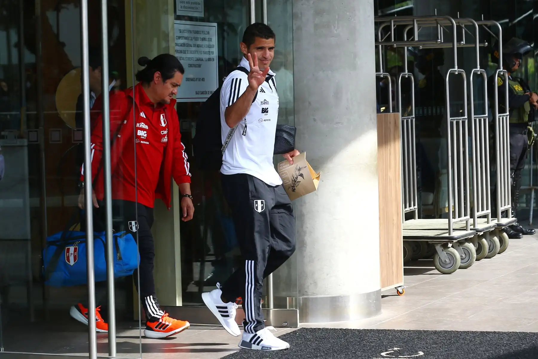 Selección Peruana deja el  hotel de concentración y se dirige al aeropuerto con rumbo a Chile para enfrentar al seleccionado chileno por  las Eliminatorias 2023. En la imagen, Aldo Corzo.
Foto:ANDINA/Eddy Ramos