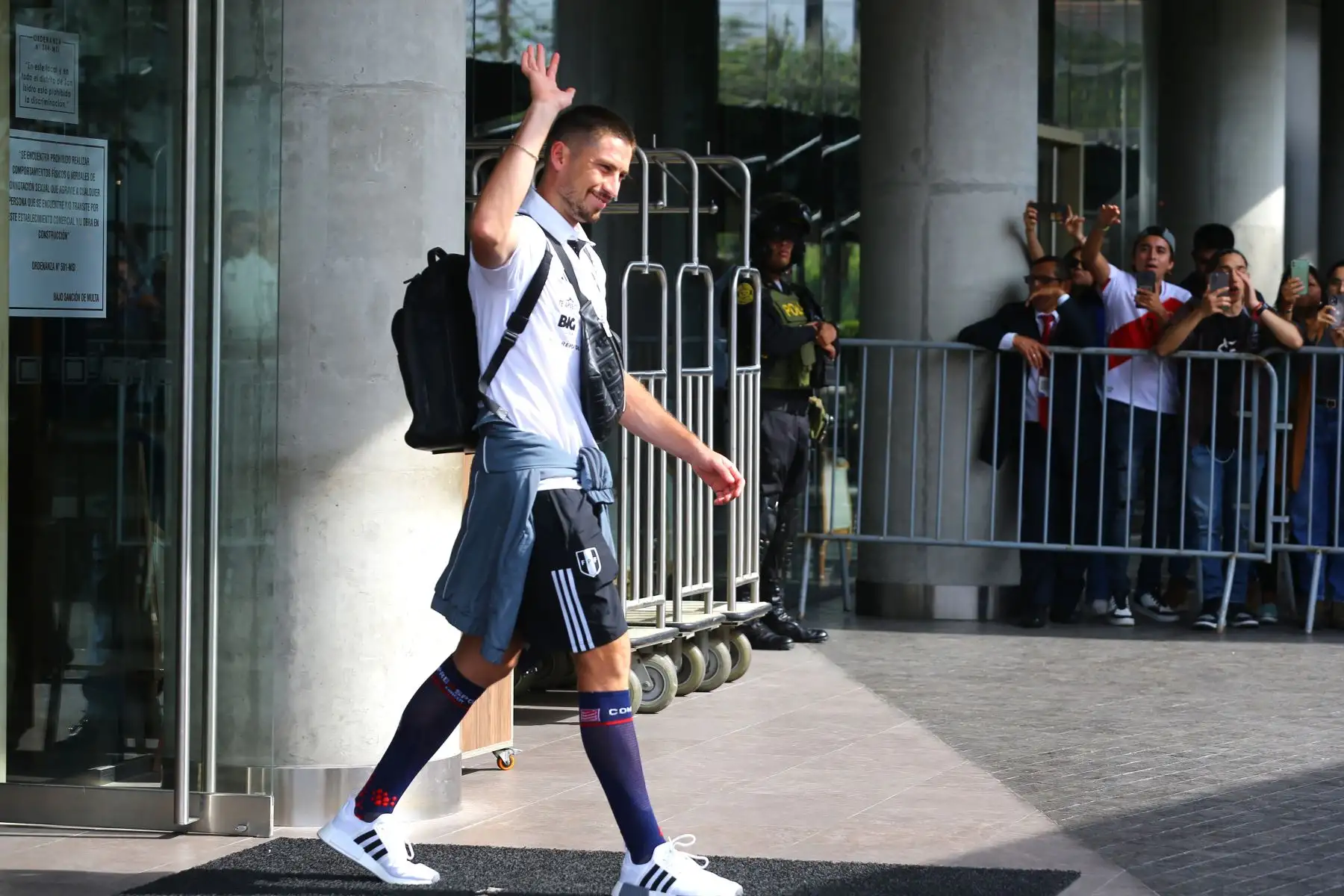 Selección Peruana deja el  hotel de concentración y se dirige al aeropuerto con rumbo a Chile para enfrentar al seleccionado chileno por  las Eliminatorias 2023. En la imagen, Santiago Ormeño.
Foto:ANDINA/Eddy Ramos