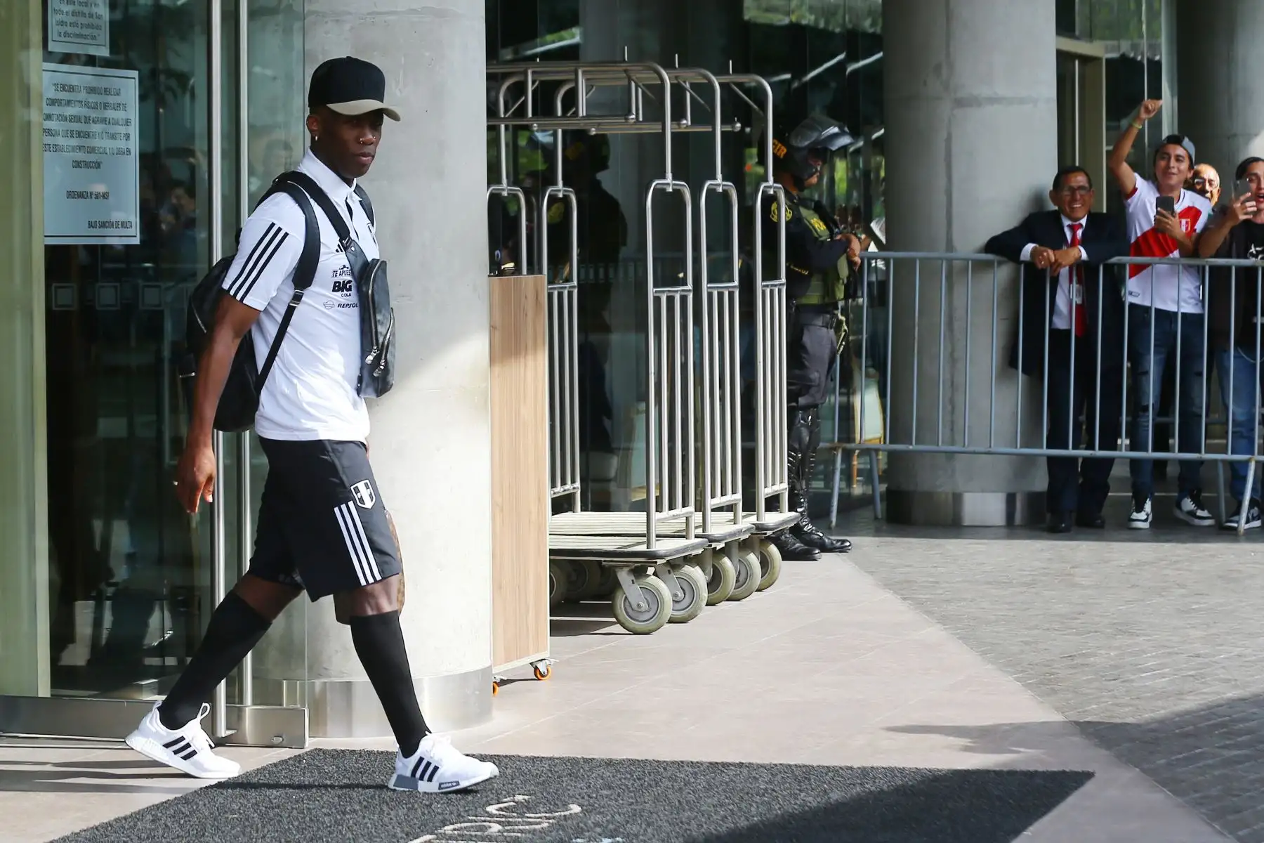 Selección Peruana deja el  hotel de concentración y se dirige al aeropuerto con rumbo a Chile para enfrentar al seleccionado chileno por  las Eliminatorias 2023. En la imagen, el jugador Luis Advíncula. 
Foto:ANDINA/Eddy Ramos