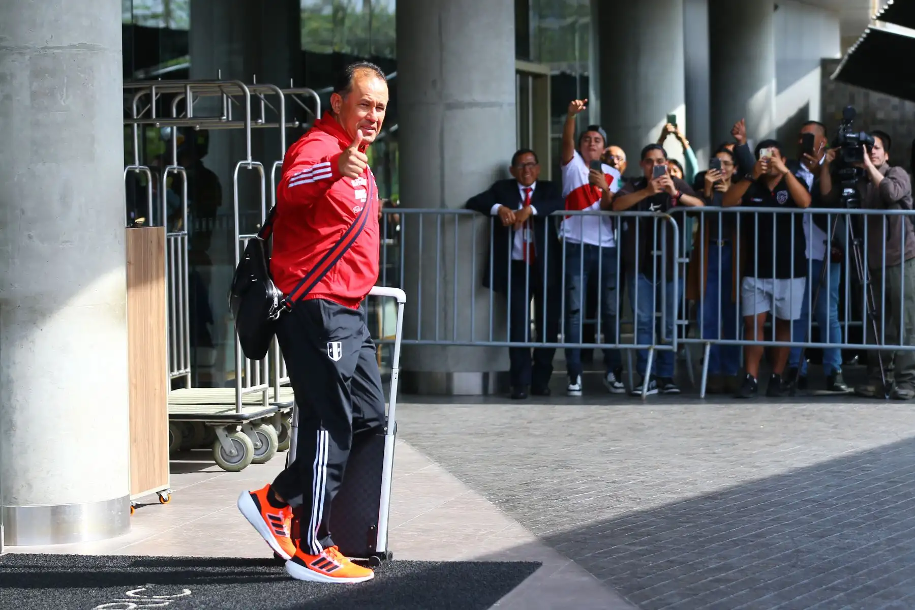 Selección Peruana deja el  hotel de concentración y se dirige al aeropuerto con rumbo a Chile para enfrentar al seleccionado chileno por  las Eliminatorias 2023. En la imagen, el entrenador Juan Reynoso.
Foto:ANDINA/Eddy Ramos