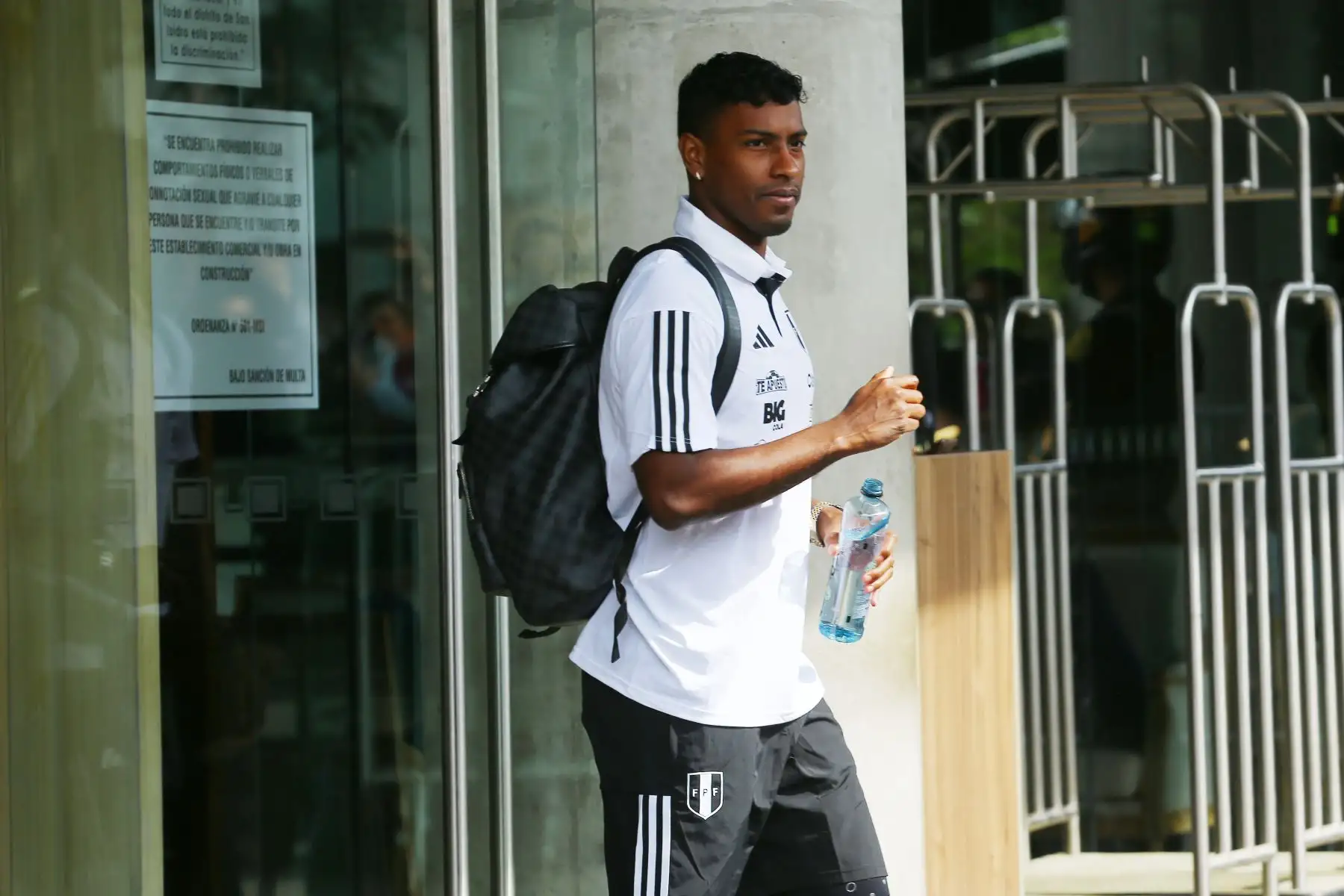 Selección Peruana deja el  hotel de concentración y se dirige al aeropuerto con rumbo a Chile para enfrentar al seleccionado chileno por  las Eliminatorias 2023.En la imagen, Miguel Araujo. Foto:ANDINA/Eddy Ramos