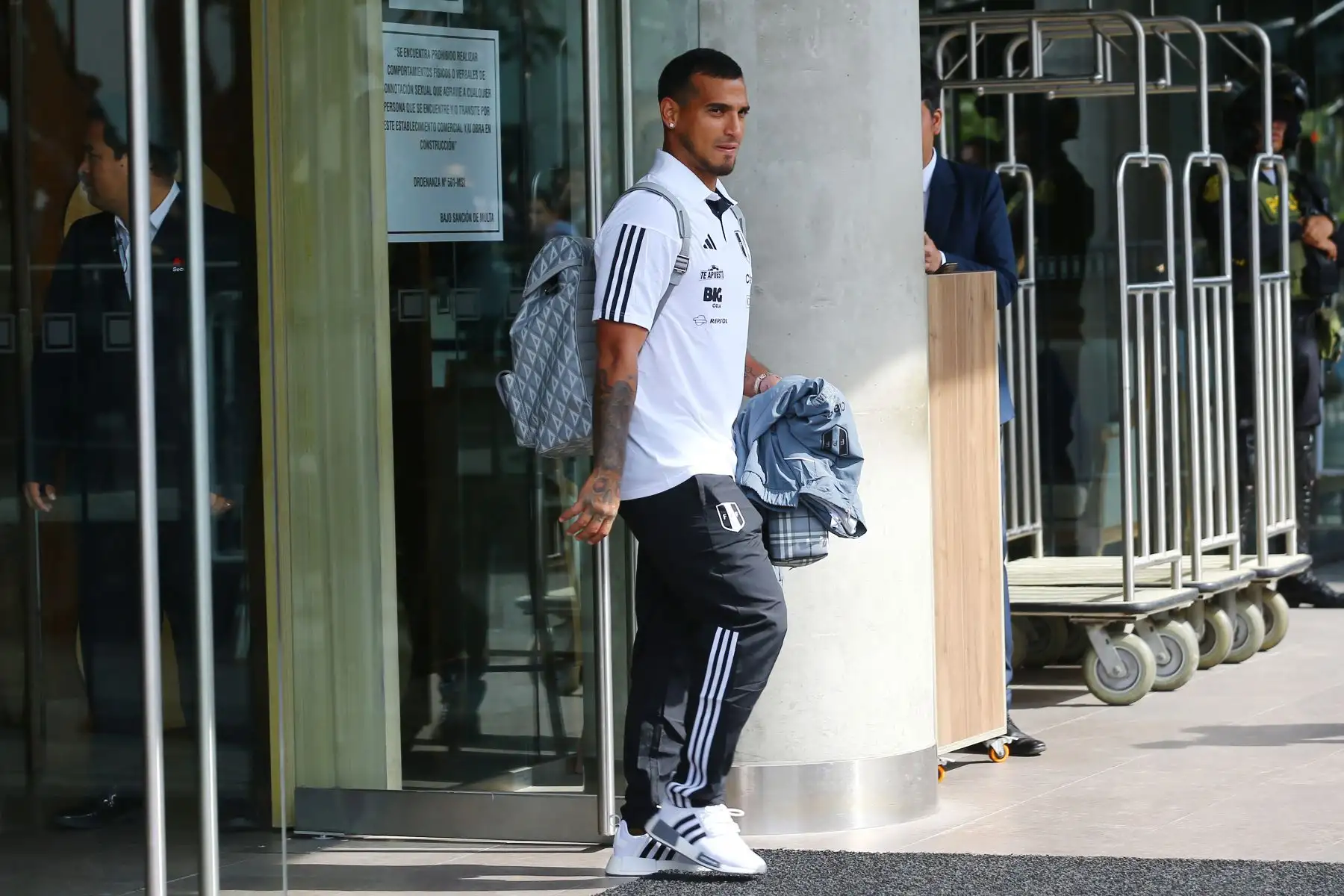 Selección Peruana deja el  hotel de concentración y se dirige al aeropuerto con rumbo a Chile para enfrentar al seleccionado chileno por  las Eliminatorias 2023. En la imagen,el jugador Miguel Trauco.
Foto:ANDINA/Eddy Ramos
