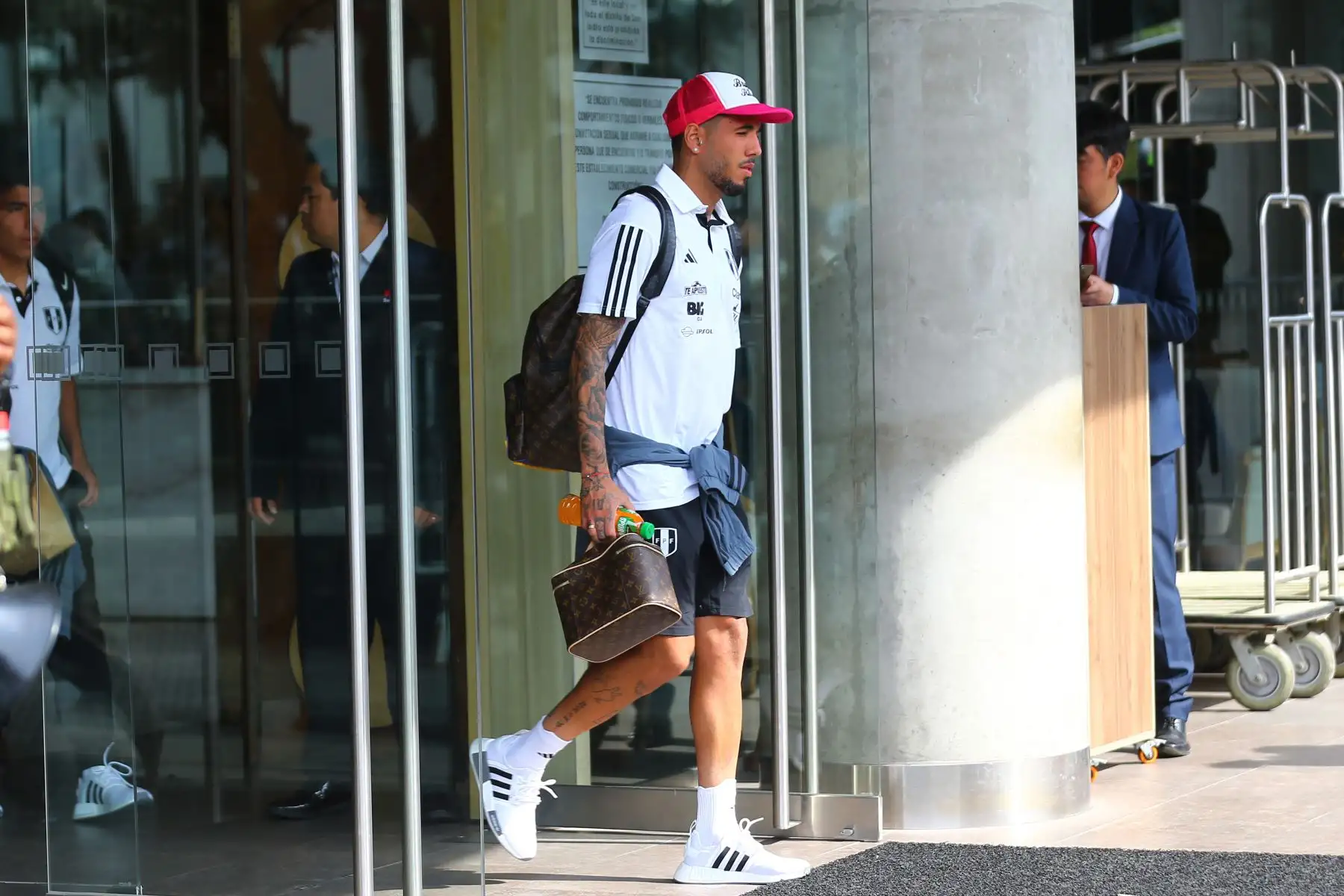 Selección Peruana deja el  hotel de concentración y se dirige al aeropuerto con rumbo a Chile para enfrentar al seleccionado chileno por  las Eliminatorias 2023. En la imagen, el jugador Sergio Peña.
Foto:ANDINA/Eddy Ramos