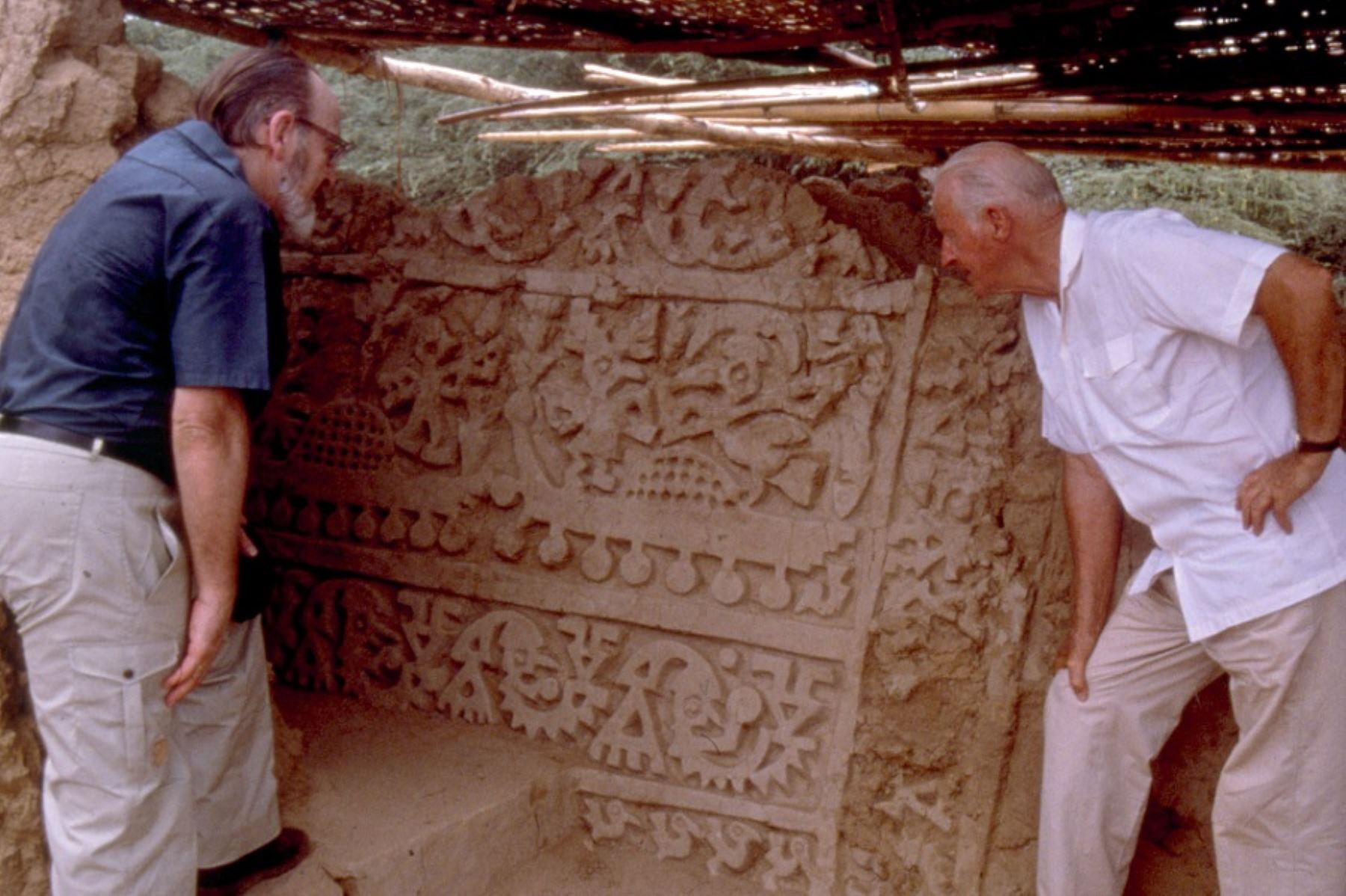 Después de 40 años, Thor Heyerdahl retornó al Perú y dirigió, entre 1988 y 1992, excavaciones arqueológicas en el complejo de pirámides “La Raya”, ubicado a las afueras de Túcume, en la región Lambayeque. En el lugar, encontraron 26 construcciones de formas piramidales construidas con bloques de adobe. Fotos: Museo Kon-Tiki de Noruega.