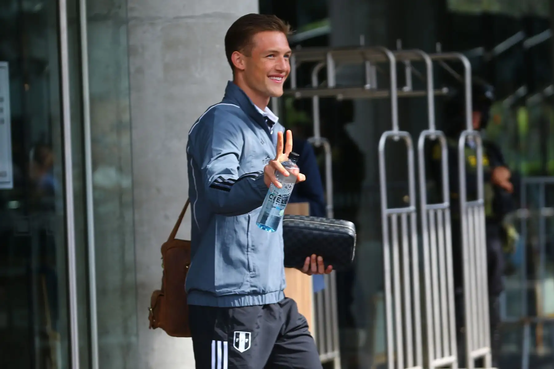 Selección Peruana deja el  hotel de concentración y se dirige al aeropuerto con rumbo a Chile para enfrentar al seleccionado chileno por  las Eliminatorias 2023. En la imagen, el futbolista Oliver Sonne.
Foto:ANDINA/Eddy Ramos
