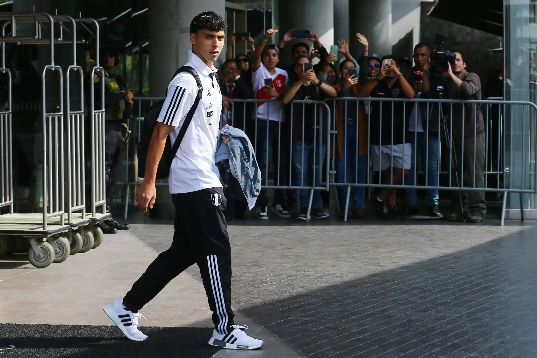 Selección Peruana deja el  hotel de concentración y se dirige al aeropuerto con rumbo a Chile para enfrentar al seleccionado chileno por  las Eliminatorias 2023. En la imagen, Franco Zanelatto.
Foto: ANDINA/Eddy Ramos