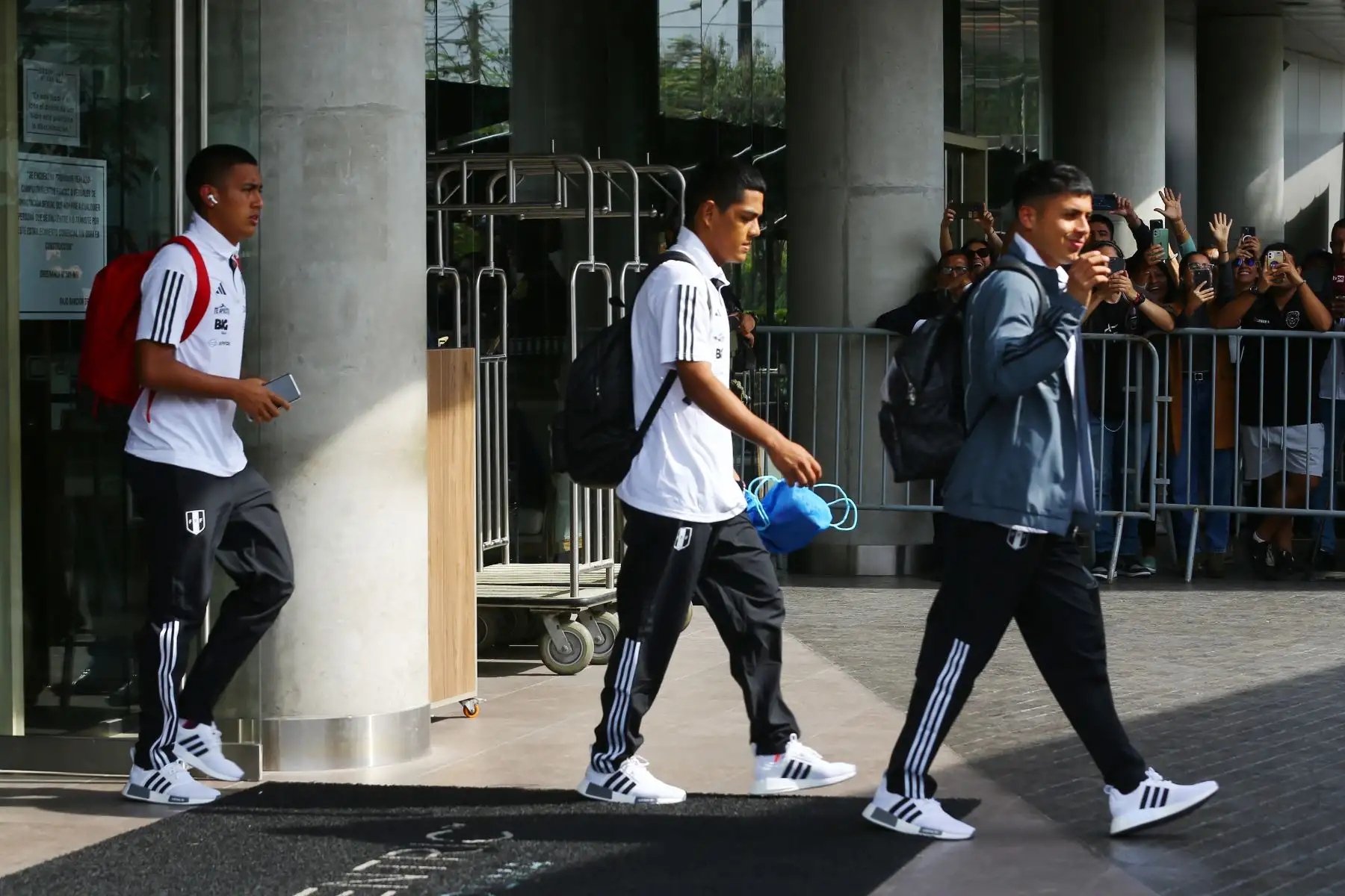 Selección Peruana deja el  hotel de concentración y se dirige al aeropuerto con rumbo a Chile para enfrentar al seleccionado chileno por  las Eliminatorias 2023. En la imagen, Jairo Concha y Joao Grimaldo.
Foto:ANDINA/Eddy Ramos