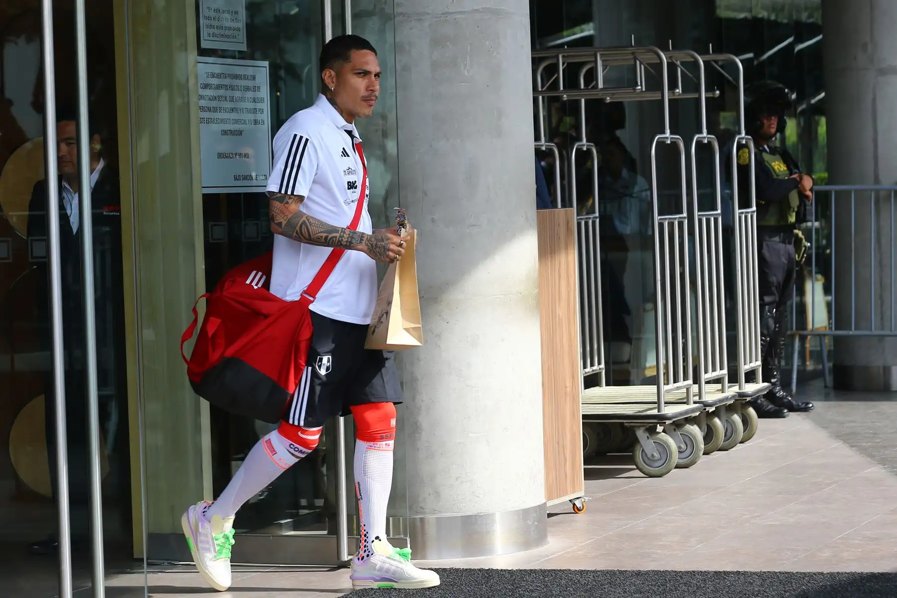 Selección Peruana deja el  hotel de concentración y se dirige al aeropuerto con rumbo a Chile para enfrentar al seleccionado chileno por las Eliminatorias 2023. En la imagen,el jugador Paolo Guerrero. 
Foto:ANDINA/Eddy Ramos