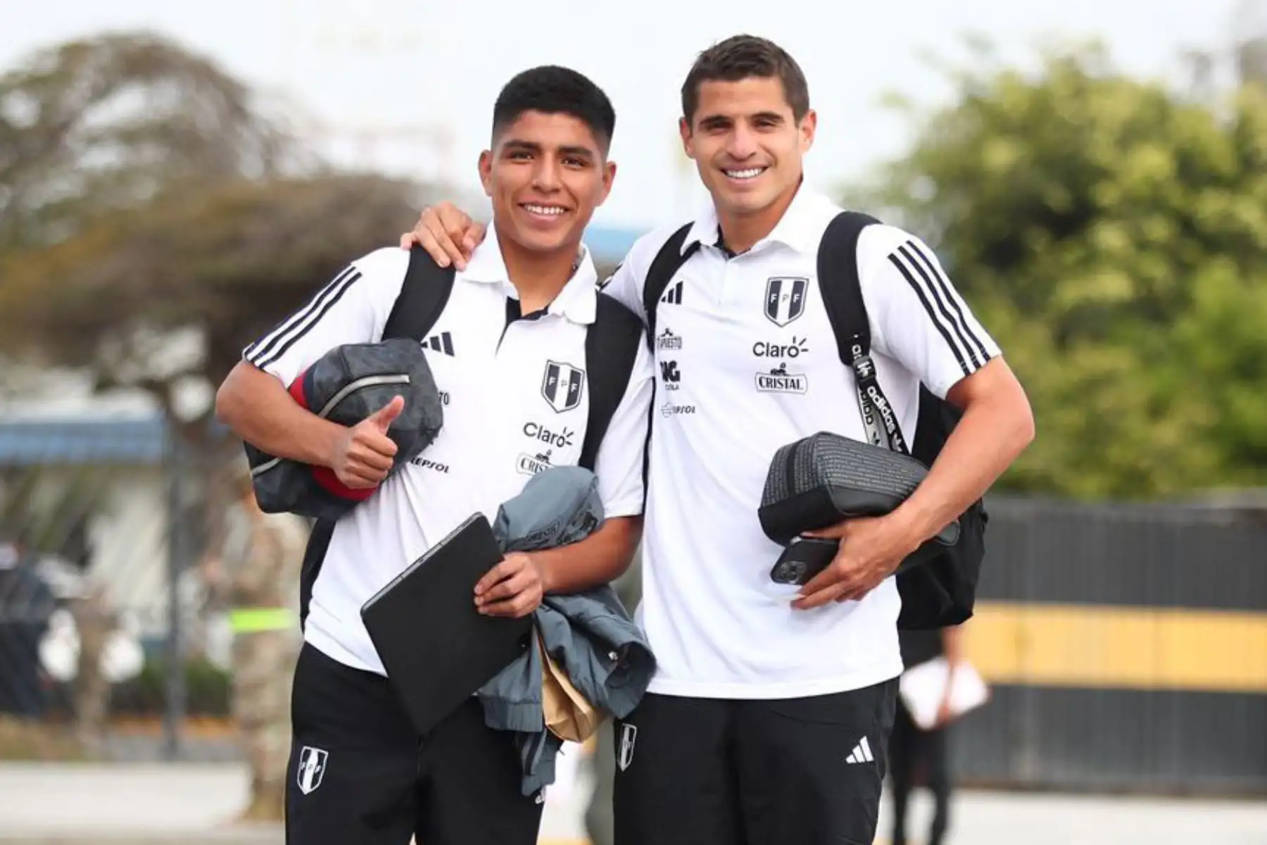 Piero Quispe y Aldo Corzo, de la Selección Peruana de Fútbol ya se encuentra en Santiago de Chile para su próximo duelo de clasificatoria al Mundial 2026. Foto: FPP