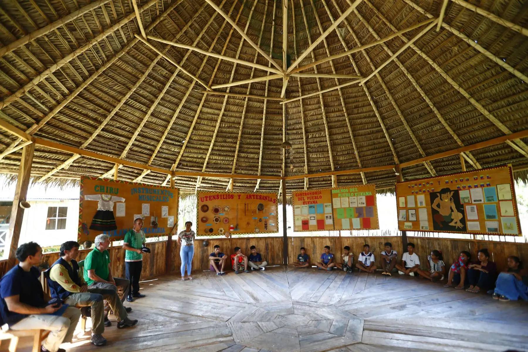 A orillas del majestuoso río Marañón, en la apacible comunidad loretana de San Jorge, emerge una historia de resiliencia y reivindicación de identidad. Allá reside un ‘bienaventurado oso hormiguero’: Eli Tamani Irarica, un maestro comprometido con la revitalización de la lengua kukama kukamiria. En esta lengua, Tamani significa oso hormiguero, e Irarica, bienaventurado. Son los apellidos que sus padres y abuelos han portado con honor, en homenaje a los animales y seres que habitan en este territorio.

Foto: ANDINA/Daniel Bracamonte