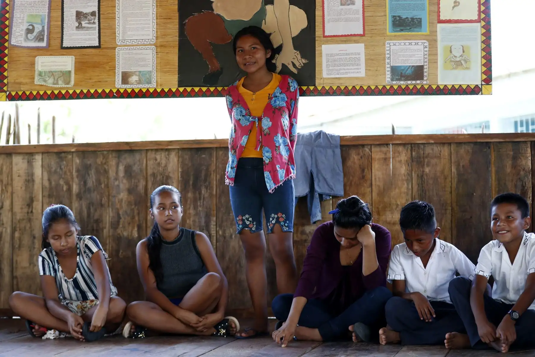 Con la paciencia de los grandes educadores, Eli Tamani ha dedicado años a este proceso de enseñanza y aprendizaje. Hoy, el Pacto por la Cultura al 2030, una alianza estratégica entre el Ministerio de Cultura, la Unesco y el grupo AJE, ofrece más herramientas a este proyecto de revitalización lingüística. En las aulas de la institución educativa de San Jorge, los sonidos de la lengua kukama kukamiria se entrelazan con las risas y murmullos de sus 140 estudiantes. En la secundaria se concentra la mayor parte de la comunidad estudiantil.
Foto: ANDINA/Daniel Bracamonte