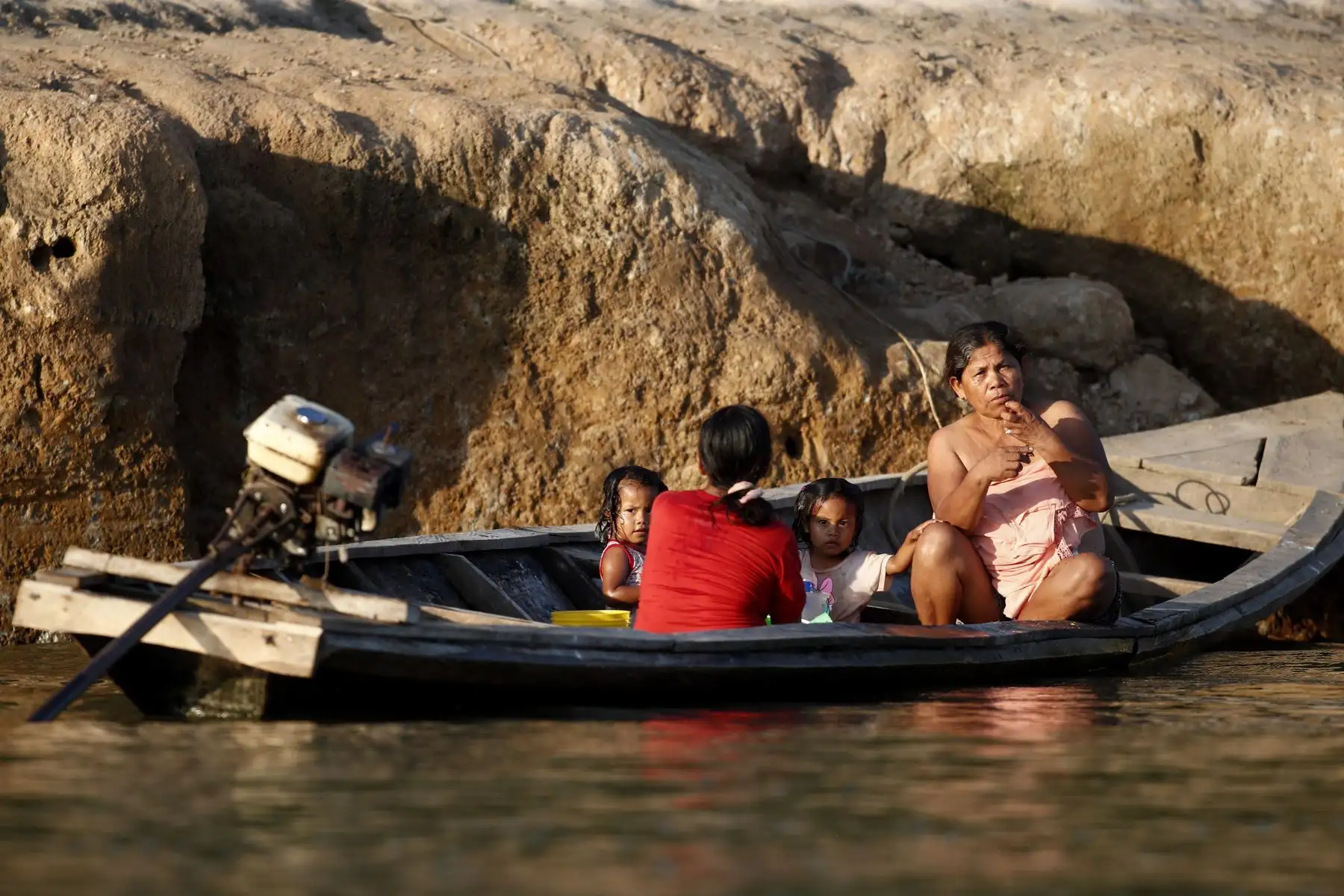 A orillas del majestuoso río Marañón, en la apacible comunidad loretana de San Jorge, emerge una historia de resiliencia y reivindicación de identidad. Allá reside un ‘bienaventurado oso hormiguero’: Eli Tamani Irarica, un maestro comprometido con la revitalización de la lengua kukama kukamiria. En esta lengua, Tamani significa oso hormiguero, e Irarica, bienaventurado. Son los apellidos que sus padres y abuelos han portado con honor, en homenaje a los animales y seres que habitan en este territorio.

Foto: ANDINA/Daniel Bracamonte