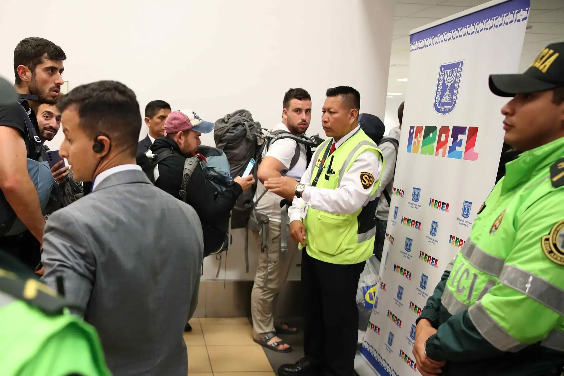 Jóvenes israelíes hacen cola para embarcarse en un vuelo con destino a Tel Aviv a las 21:20, hoy en el aeropuerto Internacional Jorge Chávez, en Lima (Perú). Foto: EFE