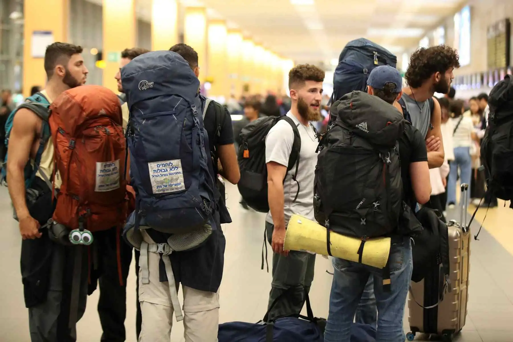Jóvenes israelíes hacen cola para embarcarse en un vuelo con destino a Tel Aviv a las 21:20, hoy en el aeropuerto Internacional Jorge Chávez, en Lima (Perú). Foto: EFE Algunos estaban recorriendo Cuzco, otros en la Patagonia argentina y otros en el desierto de Atacama, pero cuando vieron las imágenes de los ataques de Hamás, jóvenes reservistas israelíes buscaron la forma de volver a su país. Foto: EFE