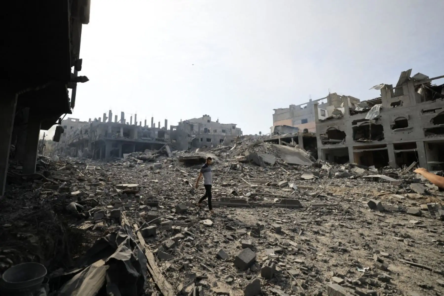 Escombros de barrios devastados en la Franja de Gaza, tras los ataques aéreos israelíes nocturnos en medio de continuas batallas entre Israel y el movimiento Hamás. La cifra de muertos en cinco días de feroces combates entre Hamás e Israel aumentó drásticamente durante la noche, mientras Israel continuaba con sus bombardeos sobre Gaza después de recuperar a los muertos de las últimas comunidades cerca de la frontera donde se habían refugiado los militantes palestinos. Foto: AFP