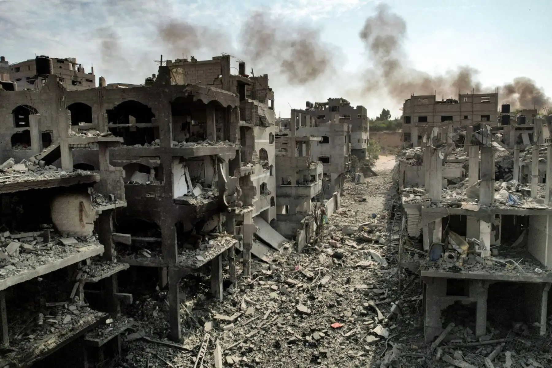 Escombros de barrios devastados en la Franja de Gaza, tras los ataques aéreos israelíes nocturnos en medio de continuas batallas entre Israel y el movimiento Hamás. La cifra de muertos en cinco días de feroces combates entre Hamás e Israel aumentó drásticamente durante la noche, mientras Israel continuaba con sus bombardeos sobre Gaza después de recuperar a los muertos de las últimas comunidades cerca de la frontera donde se habían refugiado los militantes palestinos. Foto: AFP