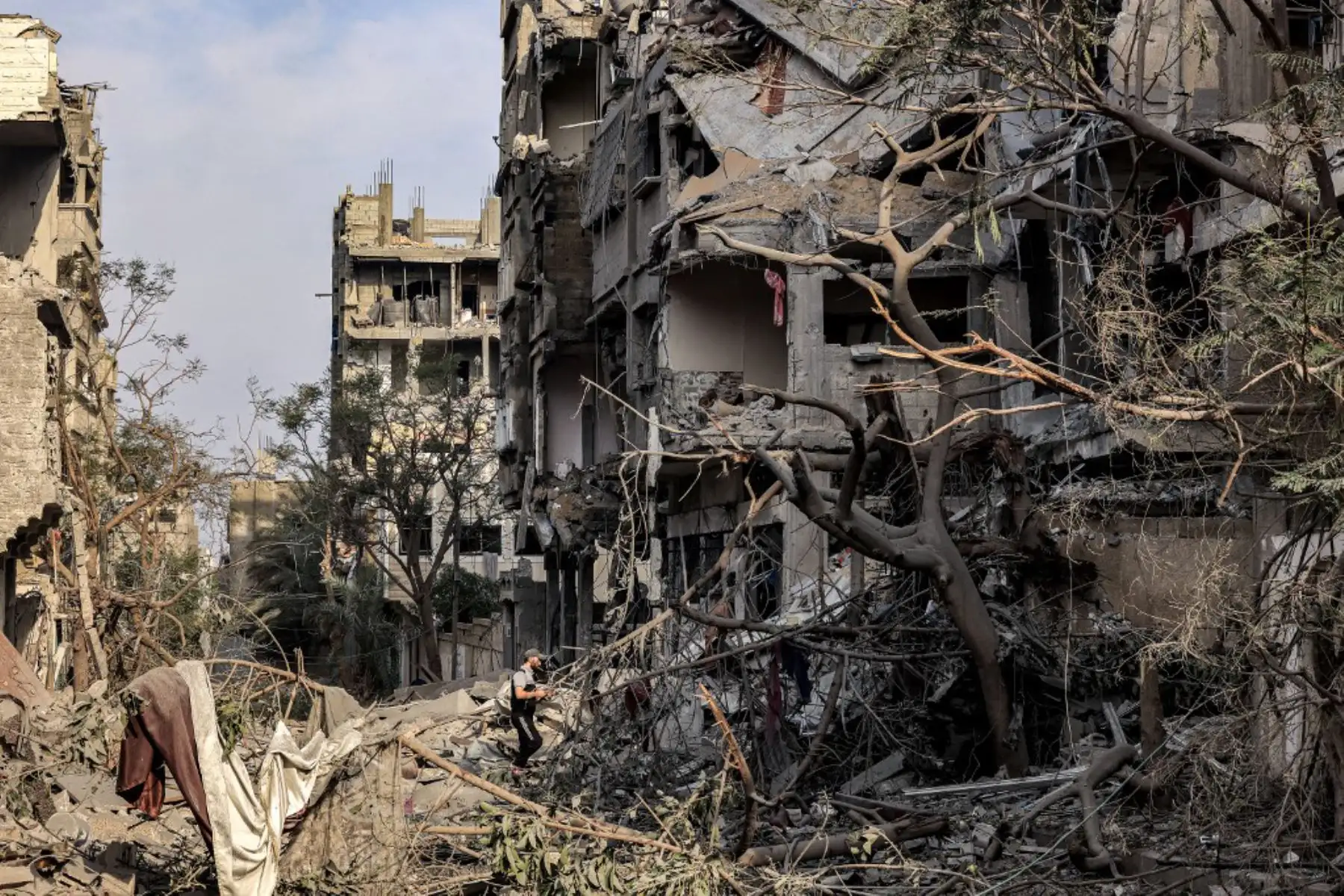 Escombros de barrios devastados en la Franja de Gaza, tras los ataques aéreos israelíes nocturnos en medio de continuas batallas entre Israel y el movimiento Hamás. La cifra de muertos en cinco días de feroces combates entre Hamás e Israel aumentó drásticamente durante la noche, mientras Israel continuaba con sus bombardeos sobre Gaza después de recuperar a los muertos de las últimas comunidades cerca de la frontera donde se habían refugiado los militantes palestinos. Foto: AFP