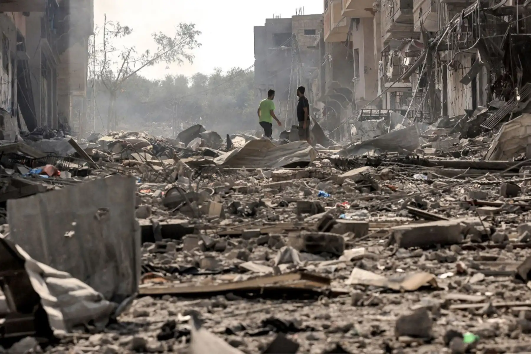 Escombros de barrios devastados en la Franja de Gaza, tras los ataques aéreos israelíes nocturnos. Foto: AFP