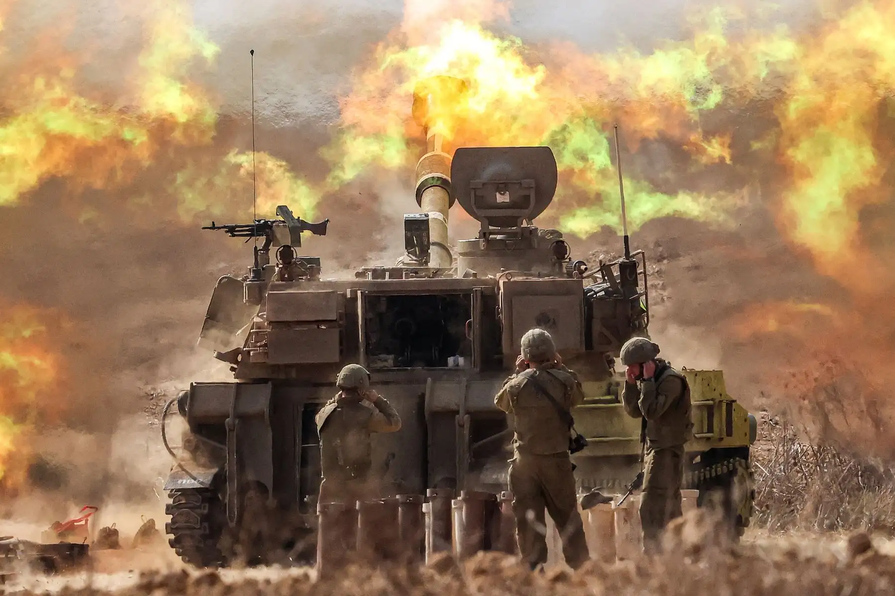 El ejército israelí dispara cerca de la frontera con Gaza, en el sur de Israel, tras un asalto terrestre, aéreo y marítimo por parte del grupo militante con sede en Gaza. El número de muertos en Israel ha superado los 1.200 tras el peor ataque en los 75 años de historia del país, mientras que Gaza han informado de 900 personas muertas hasta el momento. Foto: AFP