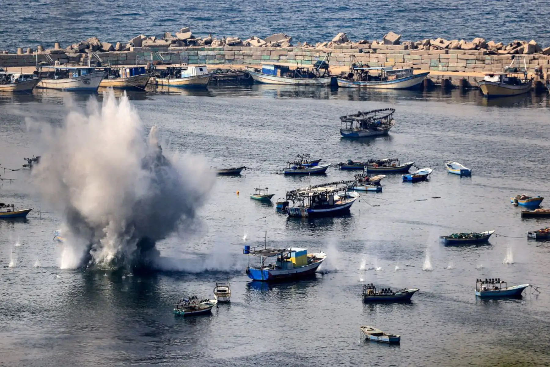 El humo del bombardeo israelí se muestra sobre el puerto marítimo de la ciudad de Gaza. Foto: AFP