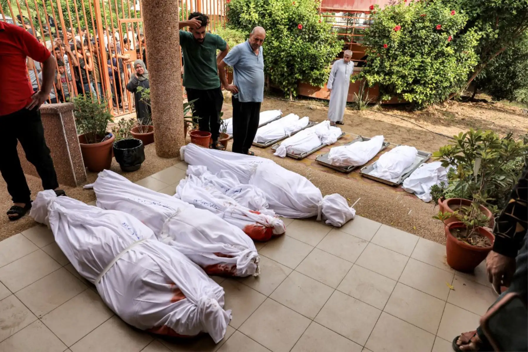 El número de muertos por el impactante ataque transfronterizo perpetrado por militantes de Hamas aumentó a 1.200, lo que lo convierte en el ataque más mortífero en los 75 años de historia del país, mientras que funcionarios de Gaza informaron que más de 900 personas murieron mientras Israel atacaba la zona. Foto: AFP
