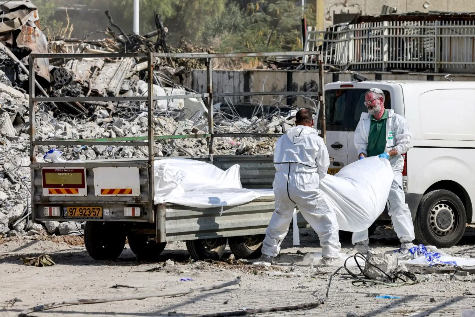 El número de muertos por el impactante ataque transfronterizo perpetrado por militantes de Hamas aumentó a 1.200, lo que lo convierte en el ataque más mortífero en los 75 años de historia del país, mientras que funcionarios de Gaza informaron que más de 900 personas murieron mientras Israel atacaba la zona. Foto: AFP