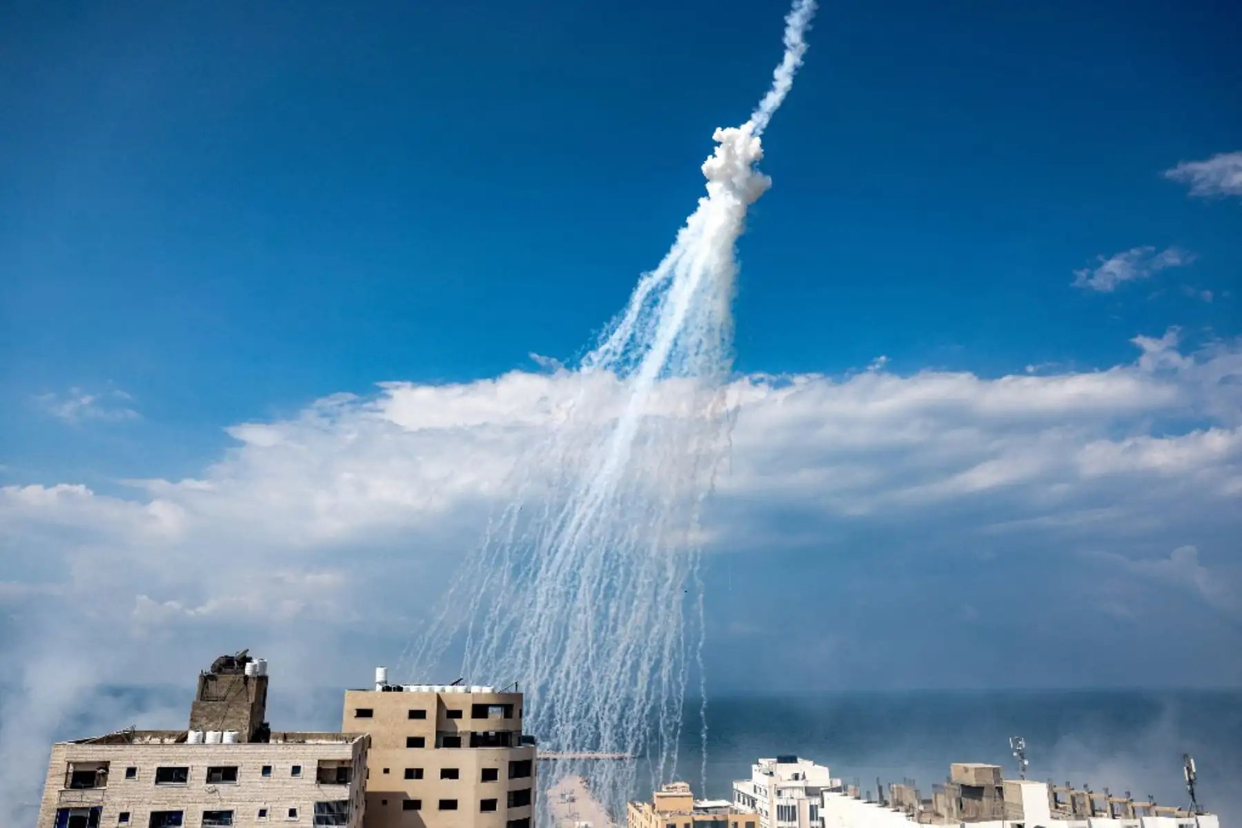 Bombardeo israelí se muestra sobre el puerto marítimo de la ciudad de Gaza. Foto: AFP