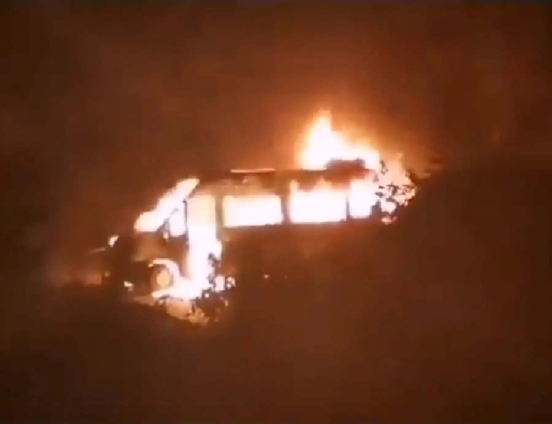 Vándalos atacaron con piedras y luego prendieron fuego al vehículo que transportaba a los inspectores de la Sutran. El atentado dejó un muerto.