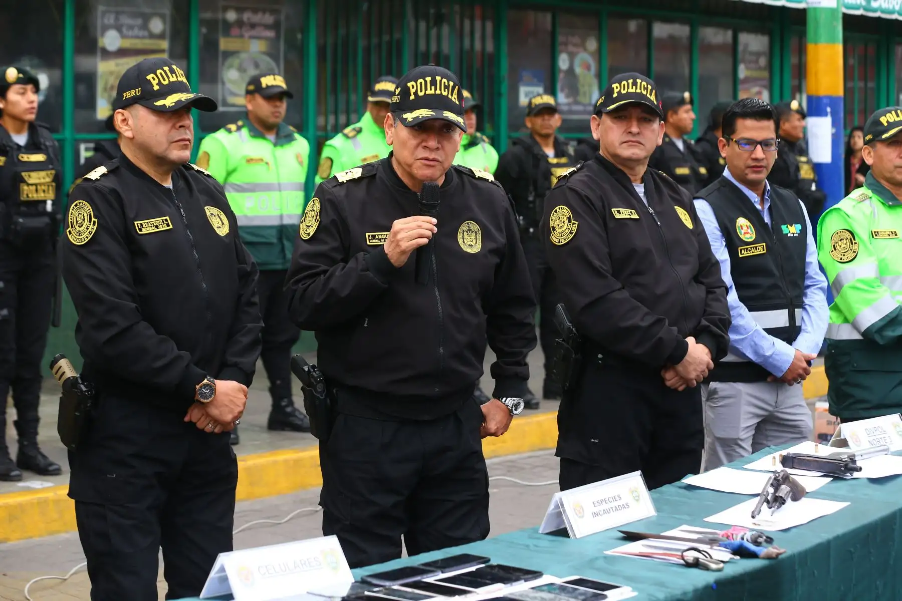 La Policía Nacional del Perú, con la presencia del Comandante General de la PNP, Jorge Angulo Tejada, y el alcalde de San Martín de Porres, Hernán Sifuentes, brinda detalles del operativo "Impacto Amanecer Seguro" / "Control de Identidad" realizado en la jurisdicción de la DIVPOL NORTE 3, con la participación de unidades especializadas. Foto: ANDINA/ Eddy Ramos