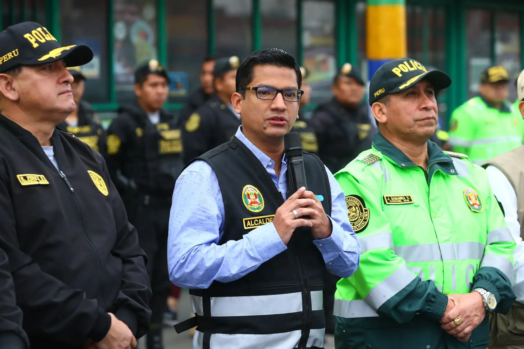 La Policía Nacional del Perú, con la presencia del Comandante General de la PNP, Jorge Angulo Tejada, y el alcalde de San Martín de Porres, Hernán Sifuentes, brinda detalles del operativo "Impacto Amanecer Seguro" / "Control de Identidad" realizado en la jurisdicción de la DIVPOL NORTE 3, con la participación de unidades especializadas. Foto: ANDINA/ Eddy Ramos