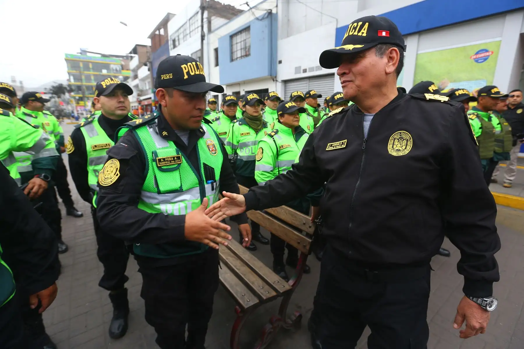 El Comandante General de la PNP, Jorge Angulo Tejada, felicita al personal de la Policía Nacional tras el  operario  "Impacto Amanecer Seguro" / "Control de Identidad", realizado en el distrito de San Martín de Porres. 
Foto: ANDINA/Eddy Ramos