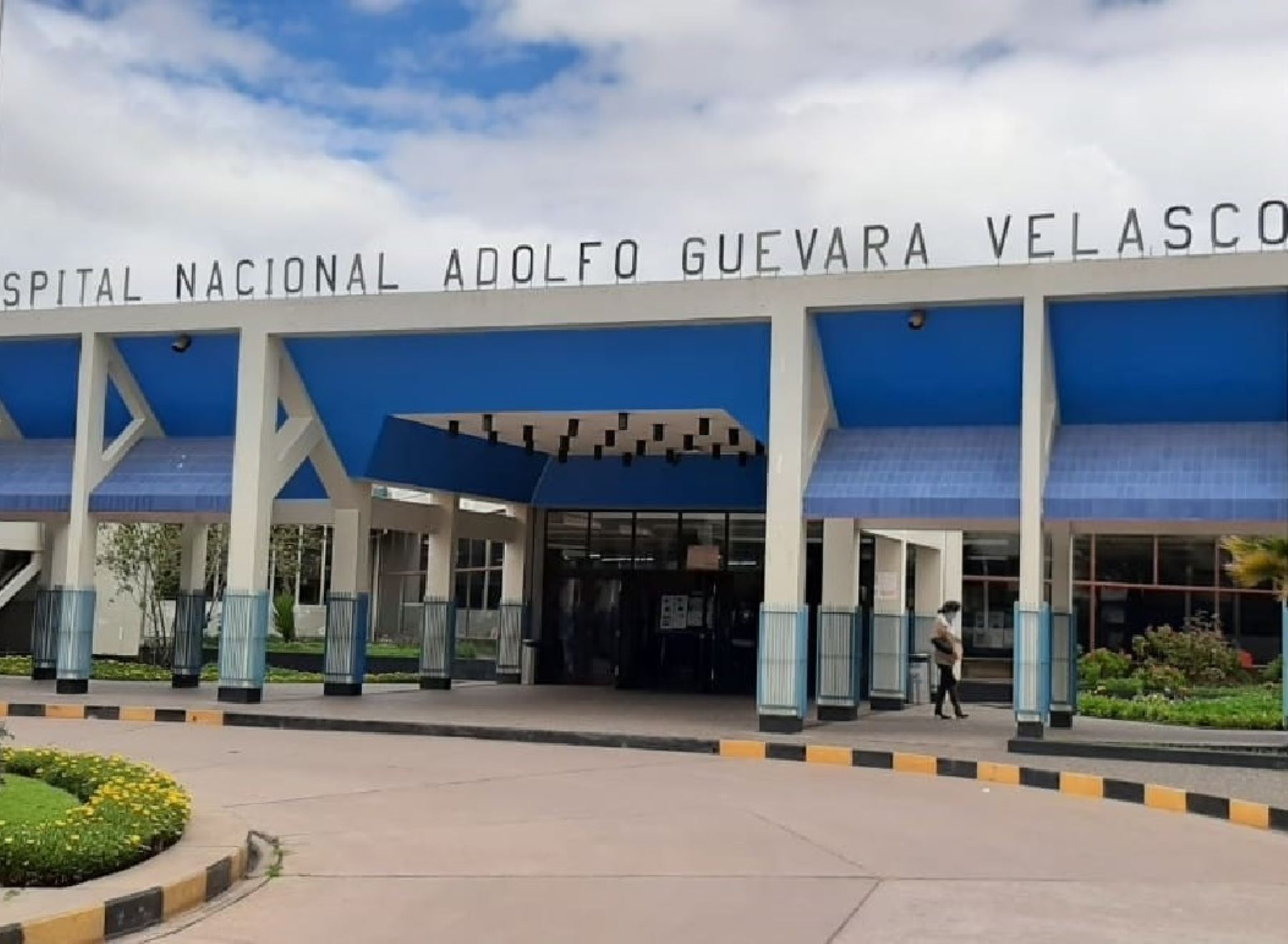 Hospital Adolfo Guevara de EsSalud Cusco atiende a dos de los inspectores de la Sutran que resultaron heridos de gravedad tras el atentado perpetrado ayer por vándalos. Un tercer supervisor será trasladado a este nosocomio en las siguientes horas.